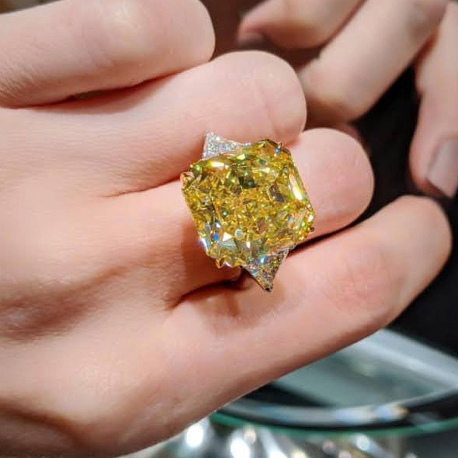 GIA Certified 10 Carat Fancy Intense Radiant Cut Trillion Cut Diamond Ring In New Condition For Sale In Chicago, IL