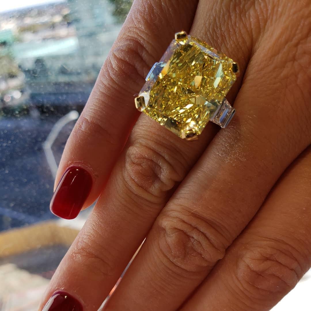 Contemporaneo Anello di diamanti con taglio radiante giallo intenso di 10 carati certificati GIA in vendita
