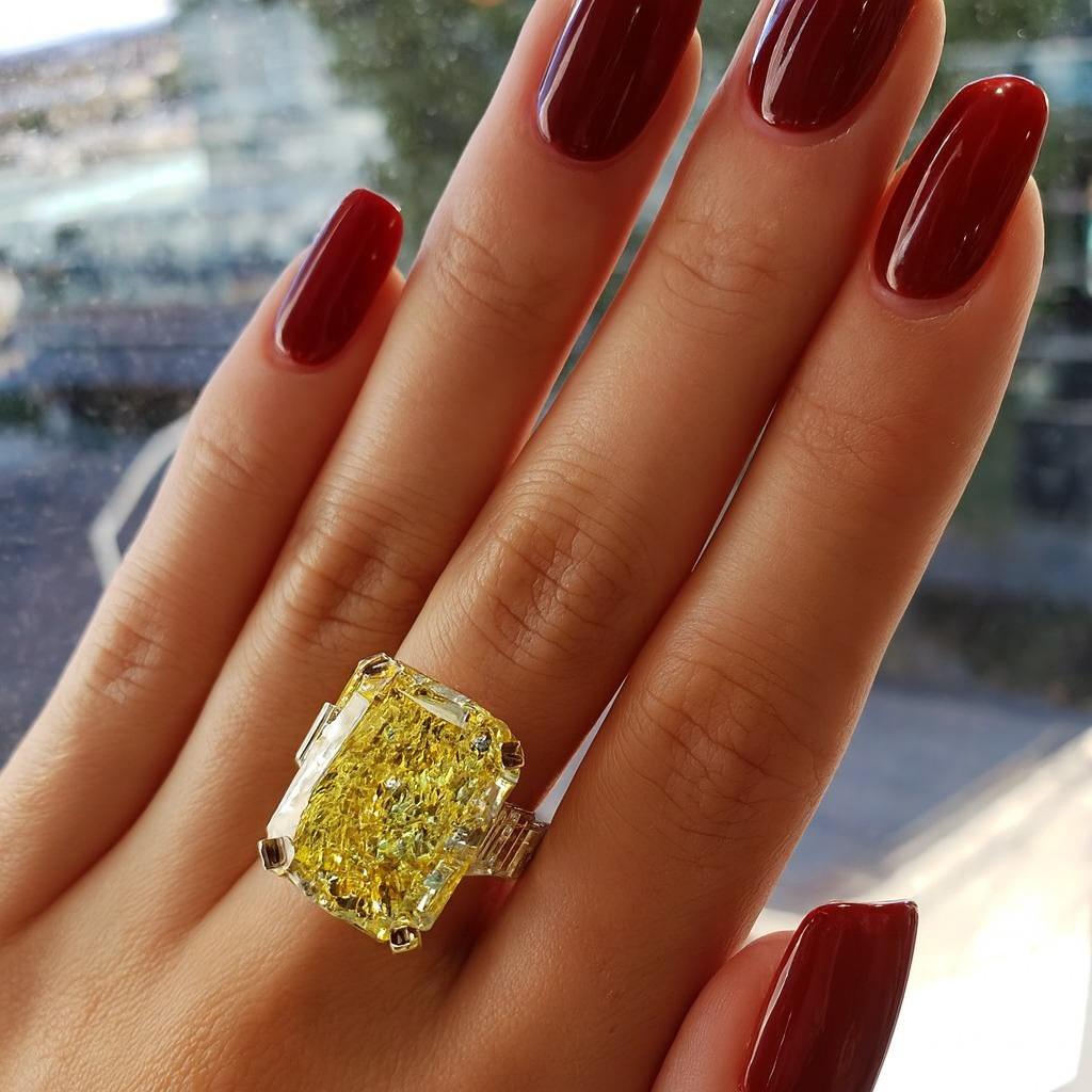 Anello di diamanti con taglio radiante giallo intenso di 10 carati certificati GIA In condizioni Nuovo in vendita a Chicago, IL