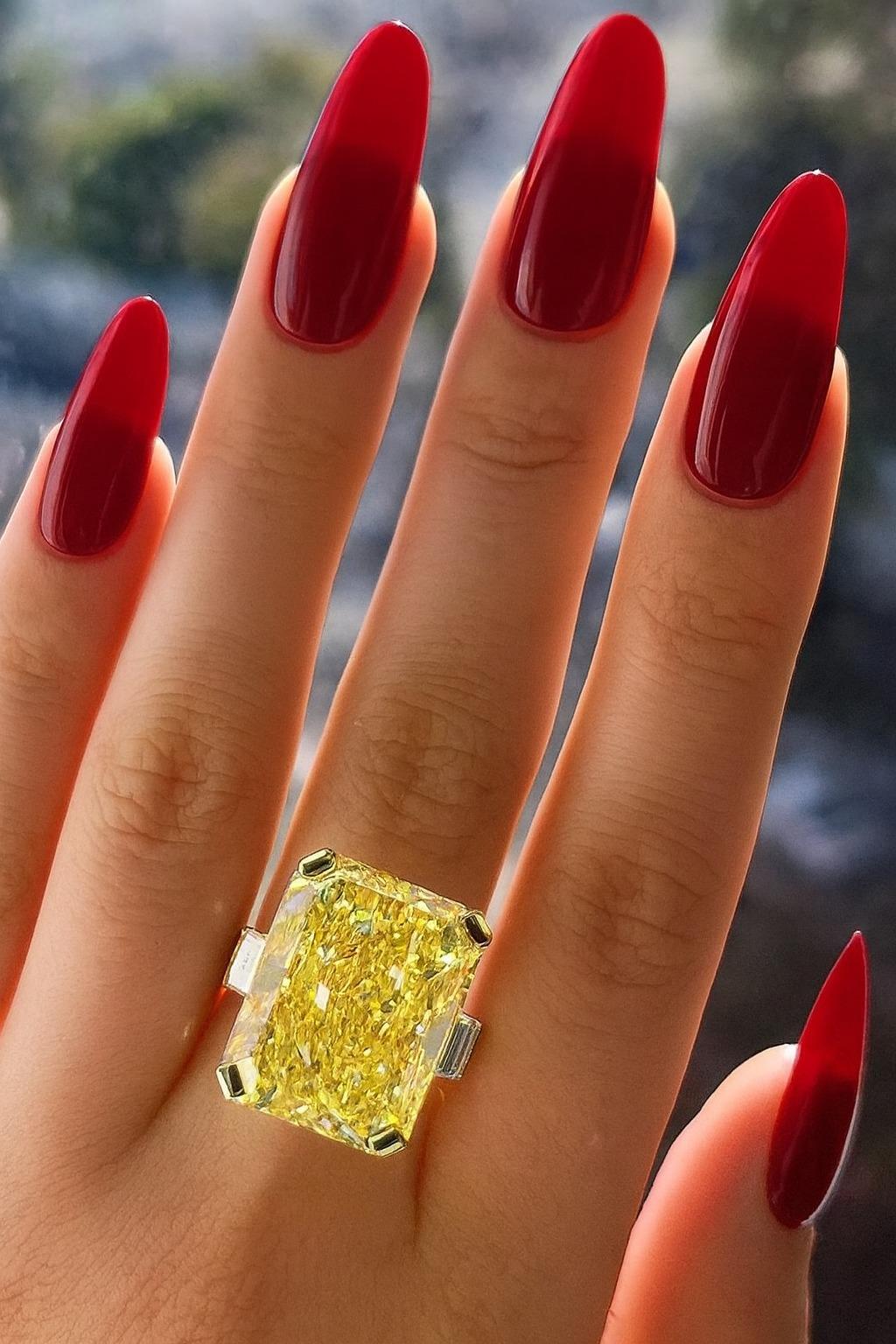 da uomo o donna Anello di diamanti con taglio radiante giallo intenso di 10 carati certificati GIA in vendita