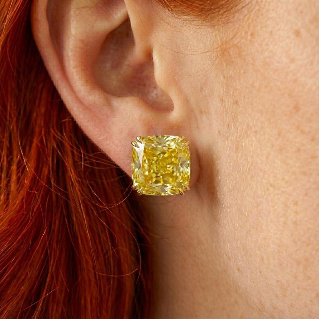 GIA zertifiziert 10 Karat Fancy Yellow Cushion Diamant 18K Gelbgold (Kissenschliff) im Angebot