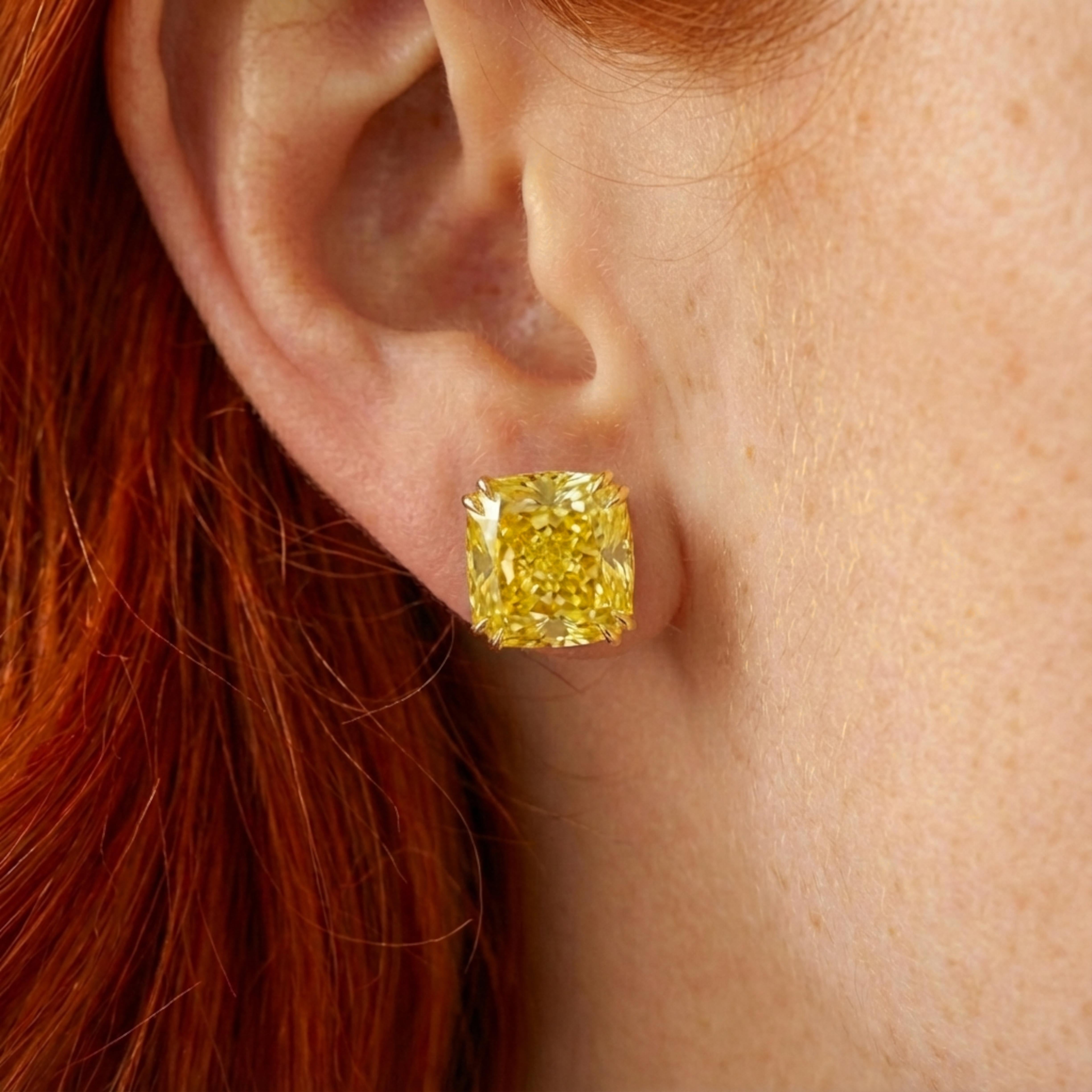 GIA zertifiziert 10 Karat Fancy Yellow Cushion Diamant 18K Gelbgold im Zustand „Neu“ im Angebot in Chicago, IL