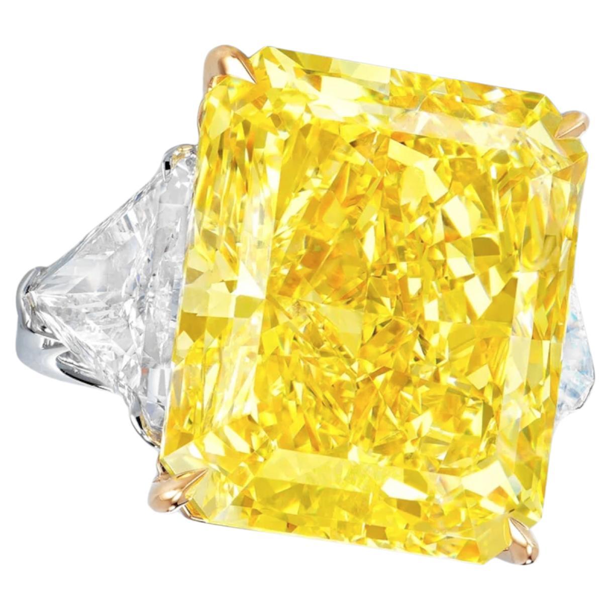 La bague de fiançailles à trois pierres en diamant jaune naturel de taille radiant d'un poids total de 10ct est une pièce étonnante qui combine le platine et l'or jaune 18K. La pièce maîtresse est un diamant naturel de taille radiant de 10 ct, de