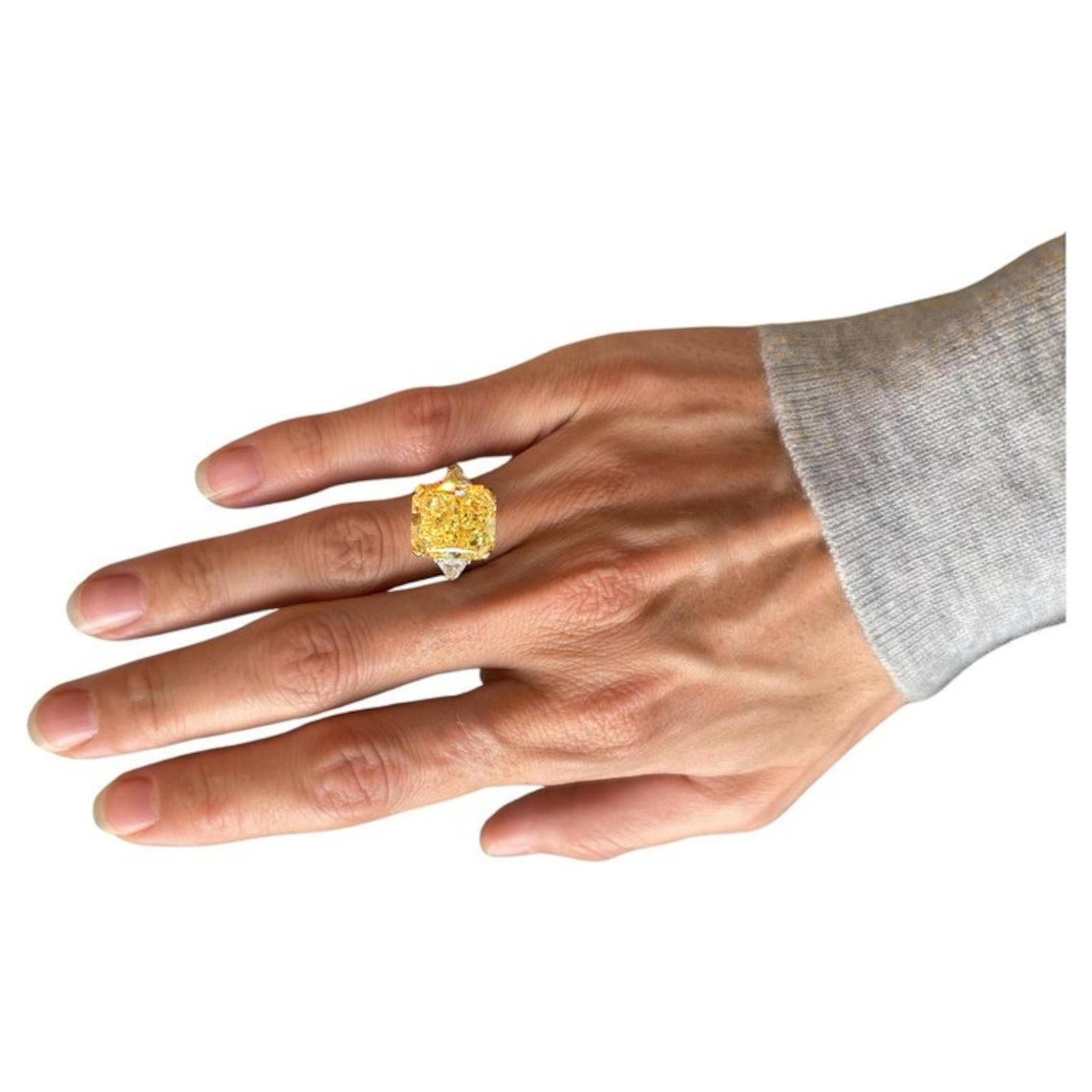Contemporain Bague de fiançailles en platine avec diamant jaune fantaisie de 10 carats certifié GIA en vente