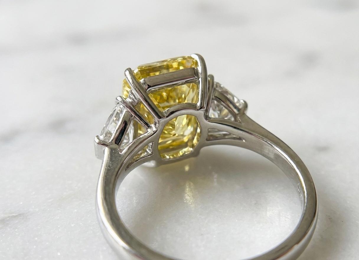 Anillo de compromiso con diamante amarillo fantasía de 10 quilates certificado por el GIA Corte radiante en venta