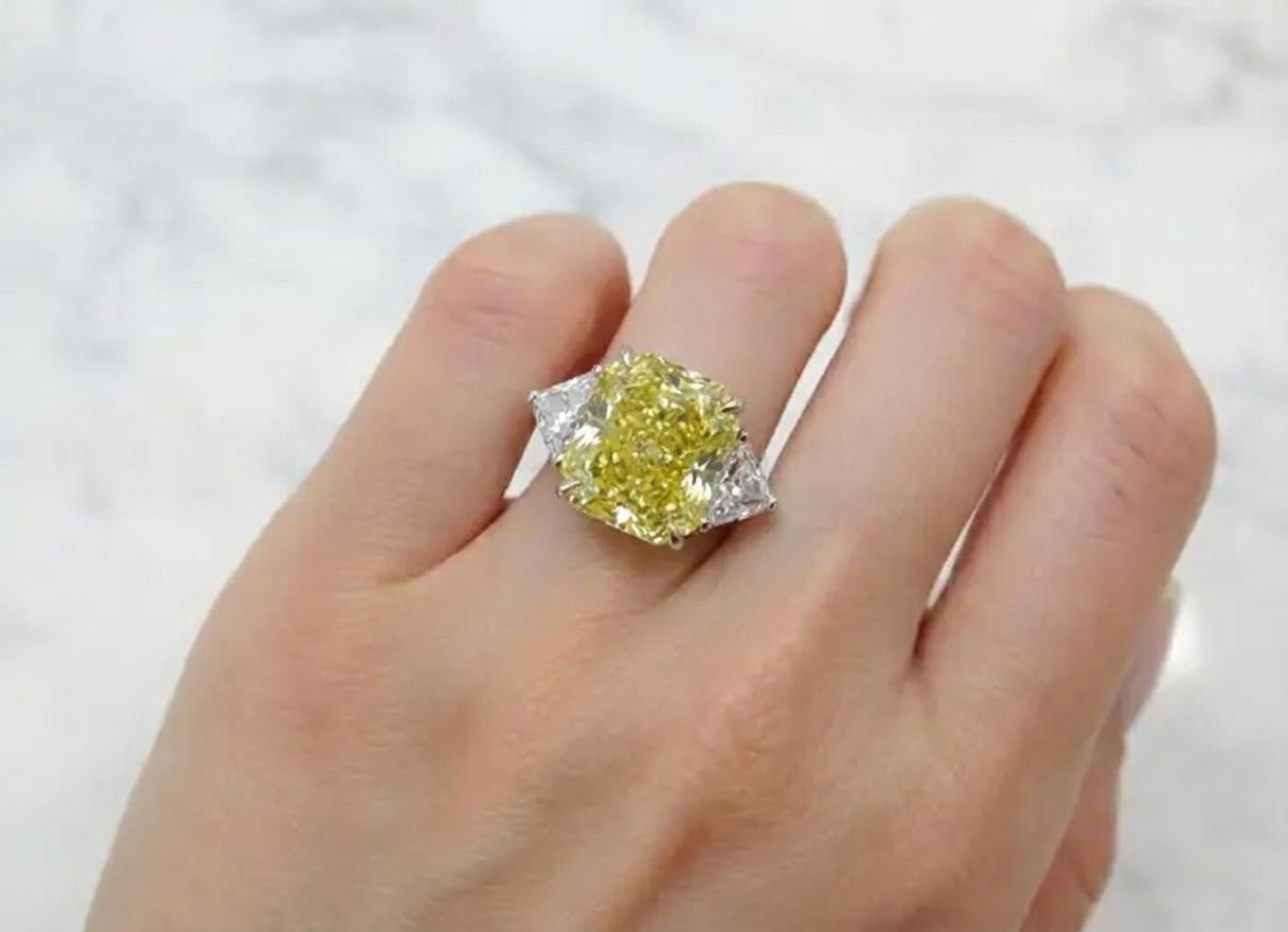 Anillo de compromiso con diamante amarillo fantasía de 10 quilates certificado por el GIA en Nuevo estado para la venta en Chicago, IL
