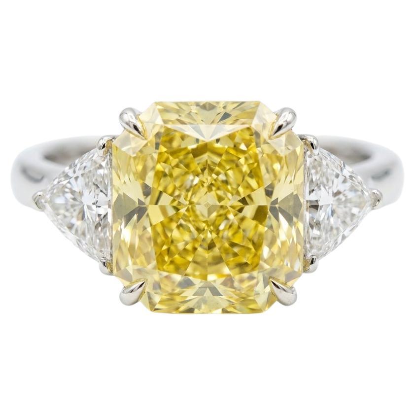 Este magnífico anillo exhibe un diamante Amarillo Fancy de 10 quilates, certificado por el GIA, tallado en un brillante cuadrado modificado de hermosas proporciones. El color es natural, está uniformemente distribuido y muestra una saturación