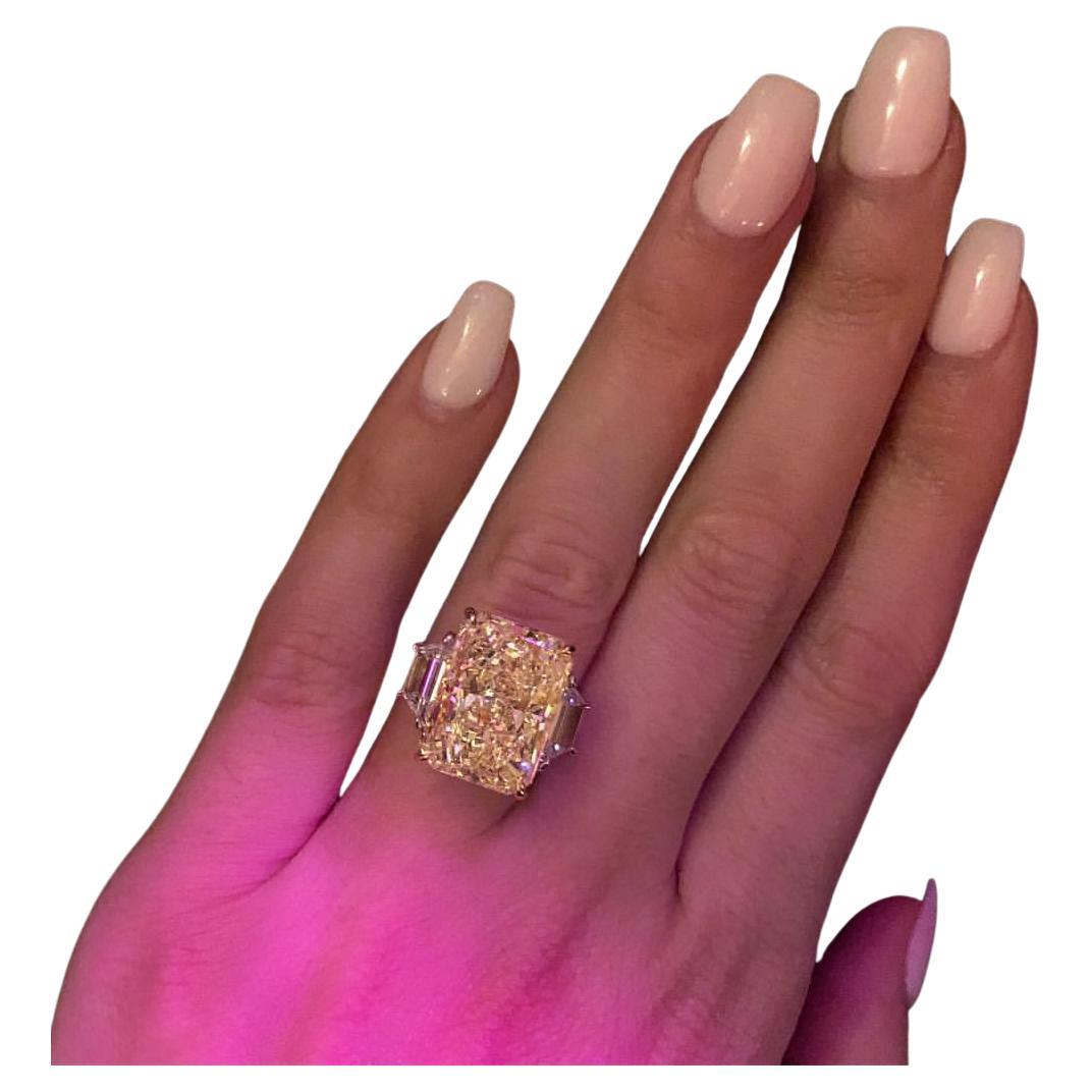 Ein exquisiter GIA-zertifizierter 10 Karat Fancy Yellow Diamantring mit Strahlenschliff



