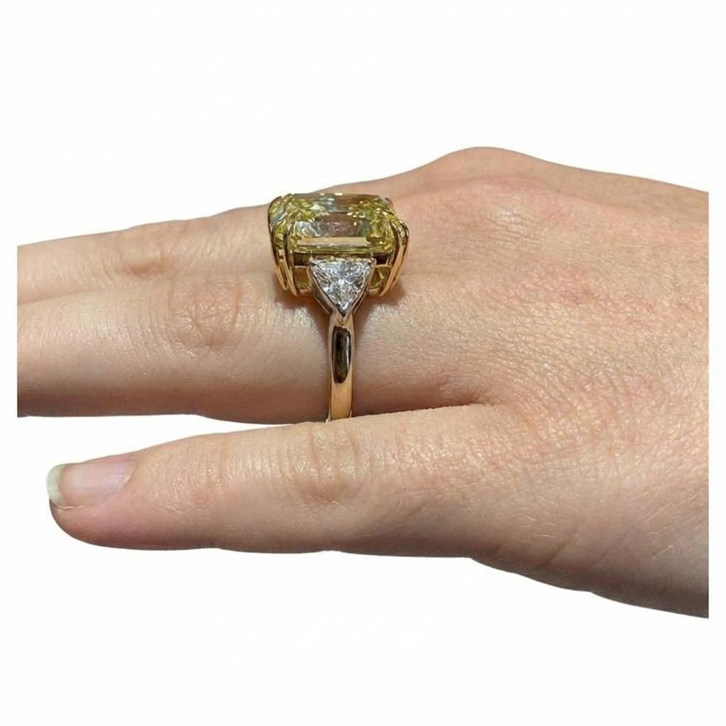 Taille radiant Bague fantaisie en diamant jaune radiant de 10 carats certifié GIA avec trillion en vente