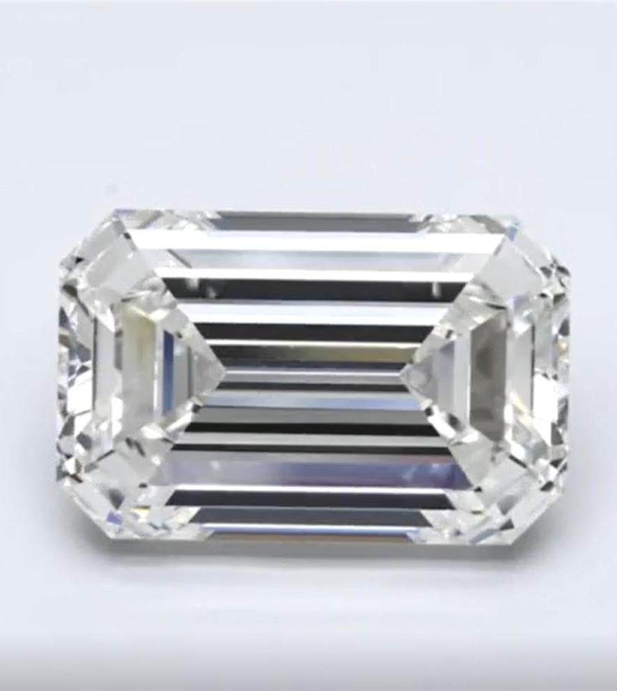 Chef-d'œuvre exquis du célèbre joaillier italien Antinori di Sanpietro ROMA, cette bague remarquable est ornée d'un spectaculaire diamant taille émeraude de 10 carats certifié par le GIA. Classé G pour la couleur et VS1 pour la pureté, ce diamant