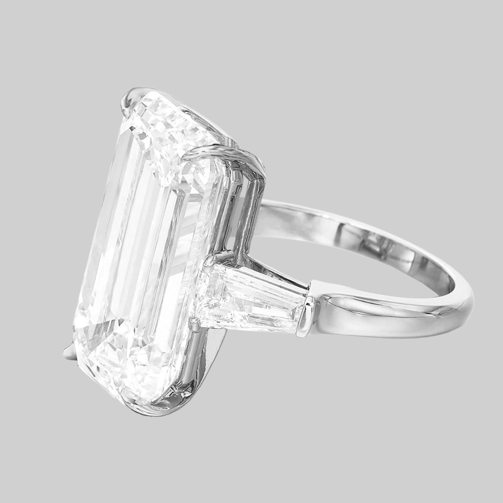 Moderne Bague de fiançailles en platine certifiée GIA 10 carats G Color Emerald Cut Diamond en vente