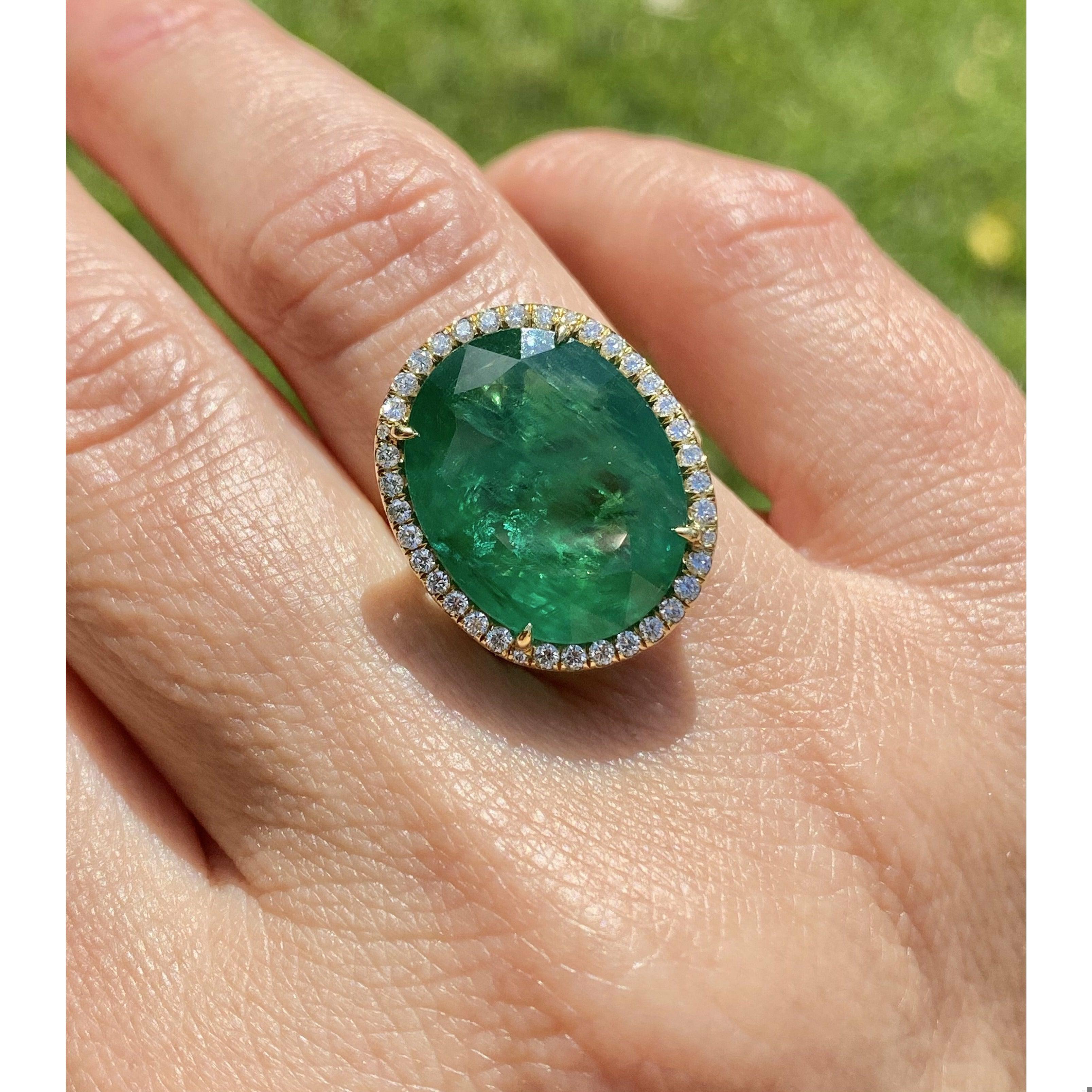Anillo de esmeralda y diamantes de 10,80 quilates certificado por el GIA. El anillo está montado en oro amarillo liso de 18k y engarza aproximadamente 1,60 quilates en diamantes casi incoloros. Experimenta la opulencia y la elegancia de este anillo
