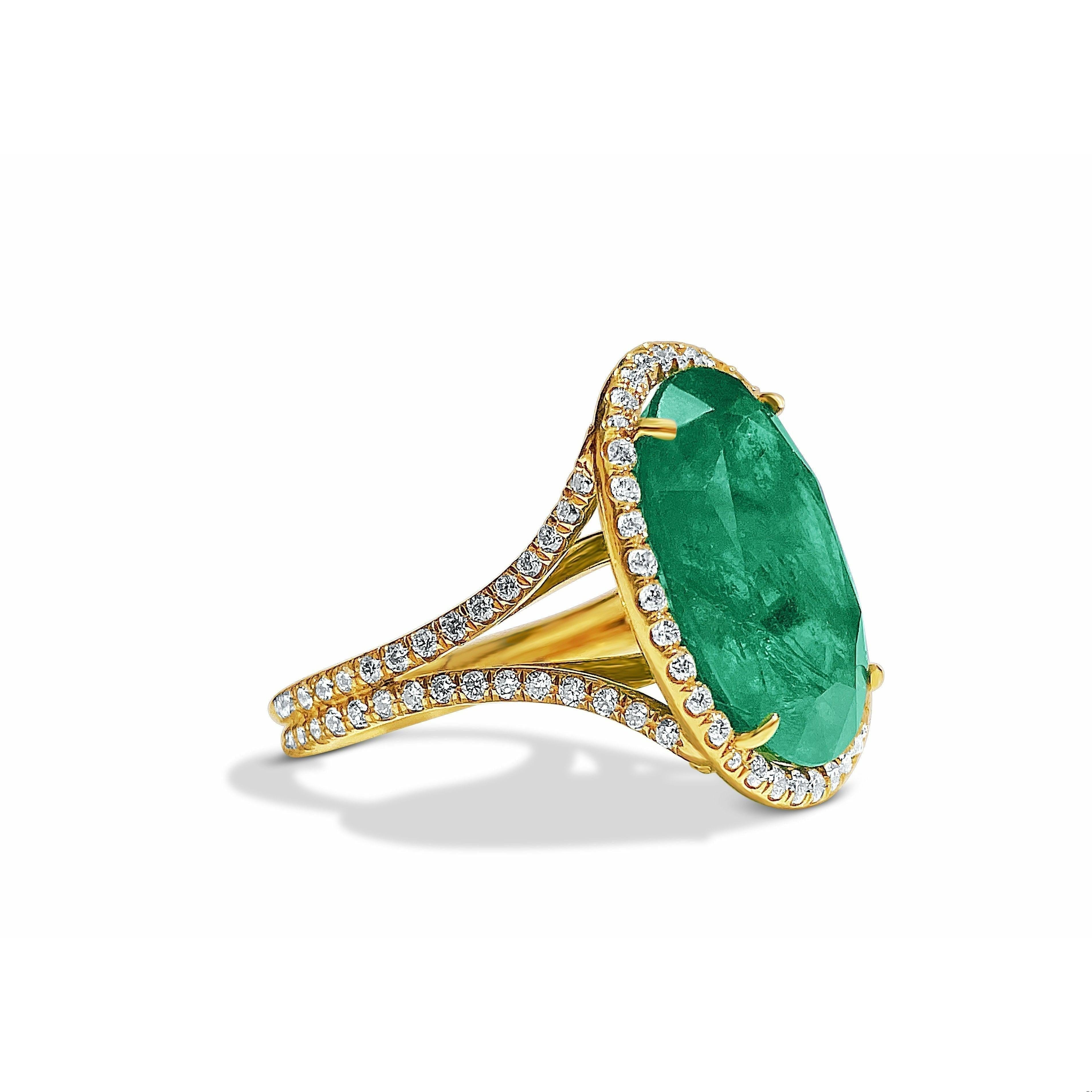 Anillo de oro de 18 quilates con halo de esmeraldas y diamantes talla oval de 10 quilates certificado por el GIA Moderno en venta