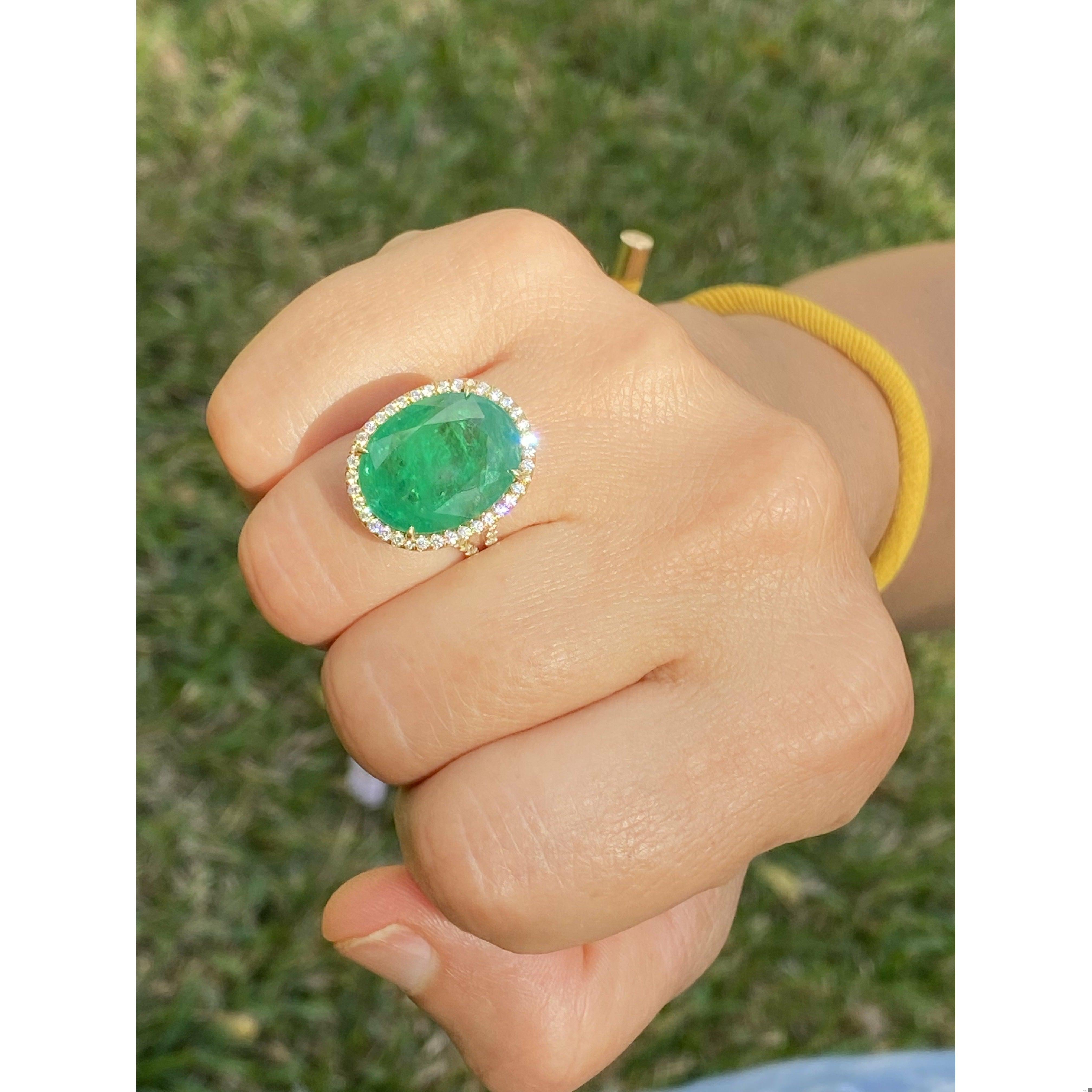 Anillo de oro de 18 quilates con halo de esmeraldas y diamantes talla oval de 10 quilates certificado por el GIA Corte oval en venta