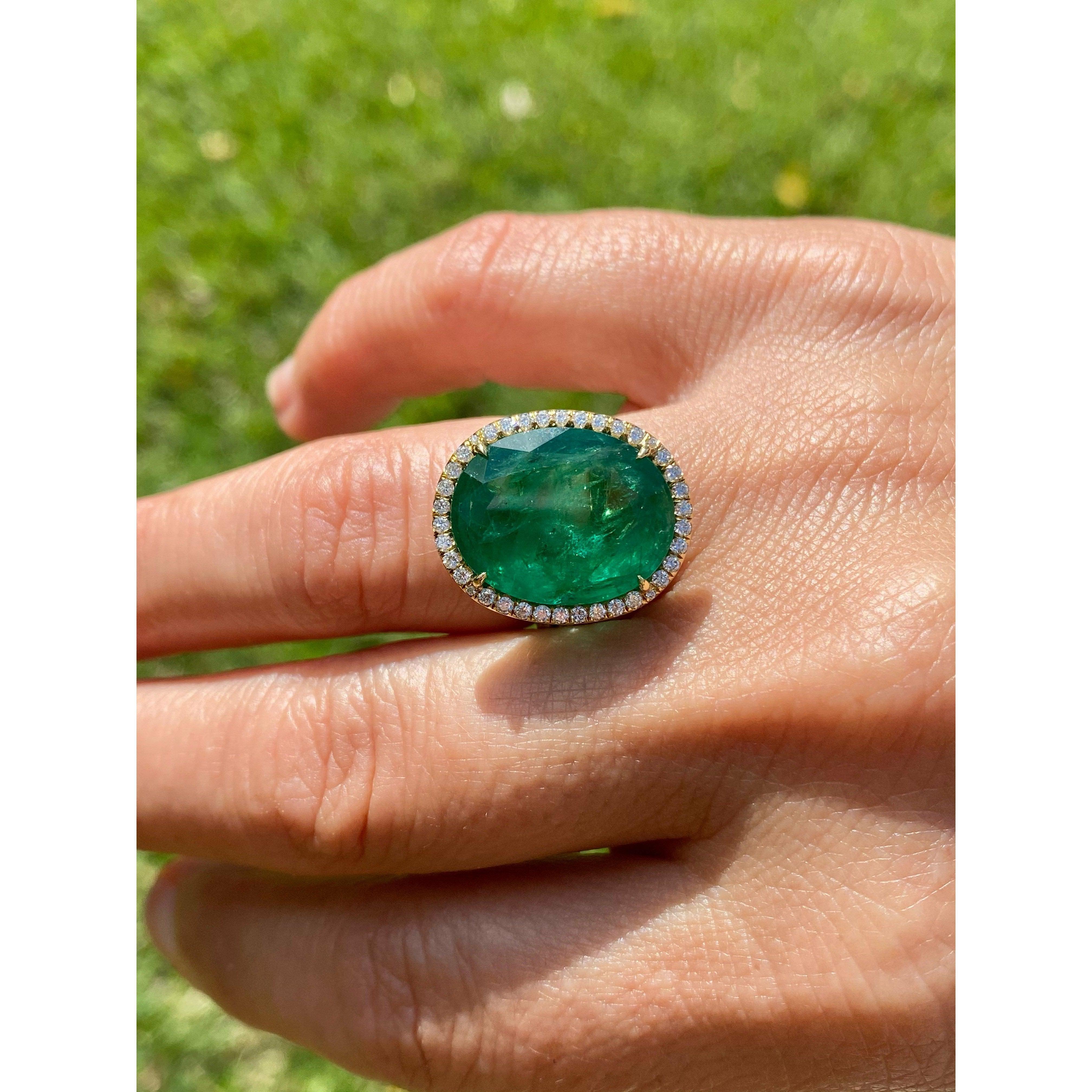 Anillo de oro de 18 quilates con halo de esmeraldas y diamantes talla oval de 10 quilates certificado por el GIA en Excelente estado para la venta en Miami, FL