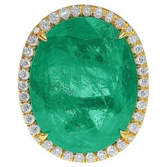Anillo de oro de 18 quilates con halo de esmeraldas y diamantes talla oval de 10 quilates certificado por el GIA
