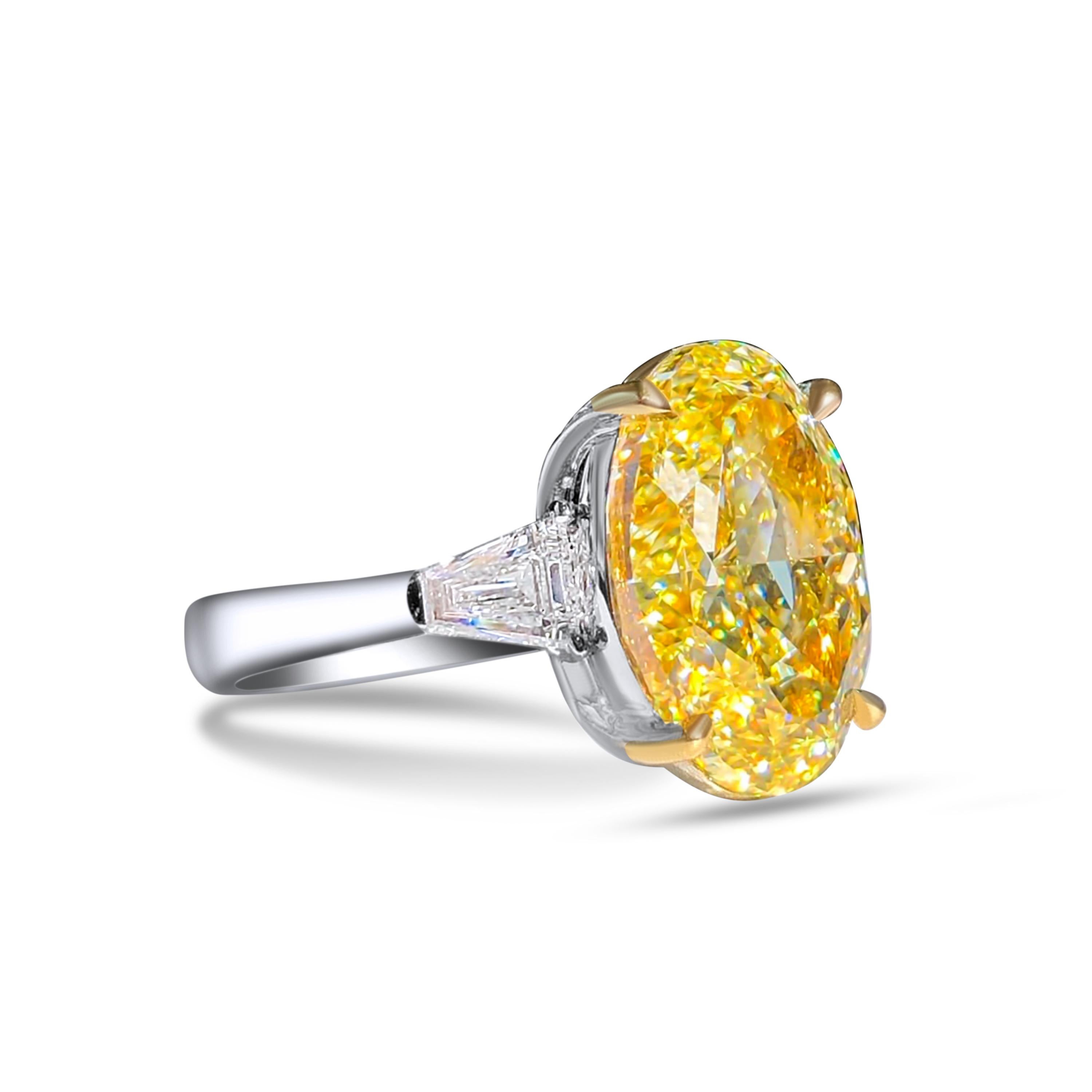 Nous vous invitons à découvrir cette élégante et majestueuse bague de fiançailles sertie d'un diamant ovale de 10 carats certifié GIA Fancy Yellow, rehaussé de deux diamants baguettes incolores. 

Nouvel anneau 
Diamant principal : Fancy Yellow