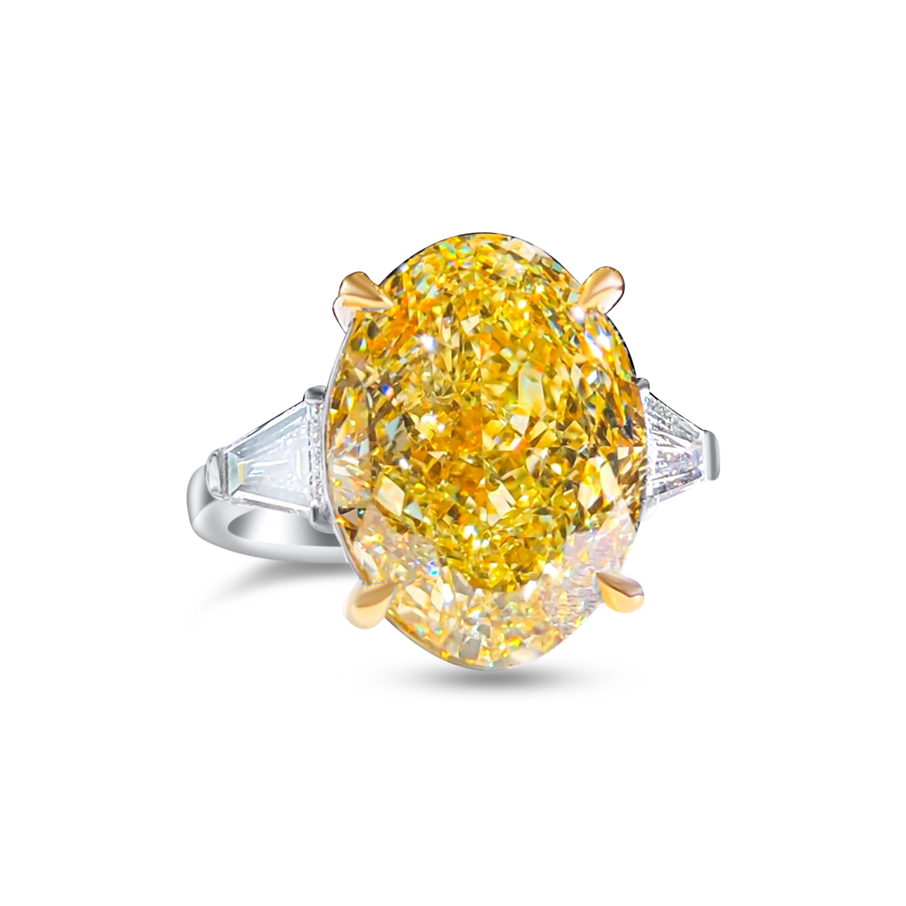 Romantique GIA Certified 10 Carat Oval Cut Fancy Yellow Diamond 3-Stone Engagement Ring (bague de fiançailles à 3 pierres) en vente
