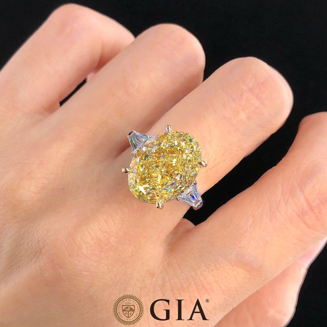 Taille ovale GIA Certified 10 Carat Oval Cut Fancy Yellow Diamond 3-Stone Engagement Ring (bague de fiançailles à 3 pierres) en vente