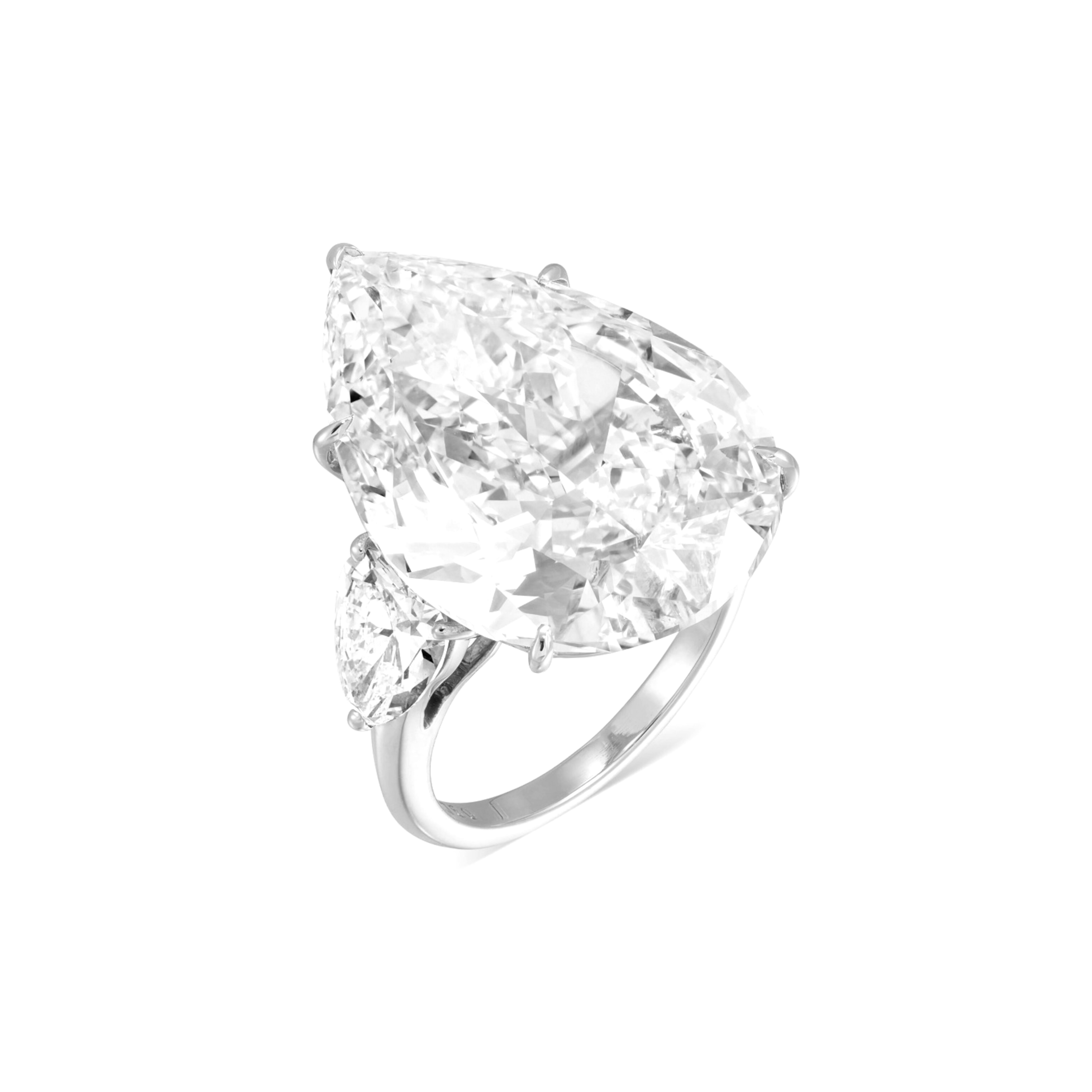 Uno squisito anello con diamante taglio pera da 10 carati con due diamanti taglio pera, tutti di colore D e purezza VV.
L'anello è incastonato in platino massiccio
dimensione 7
Chiarezza VVS2
D. A.
