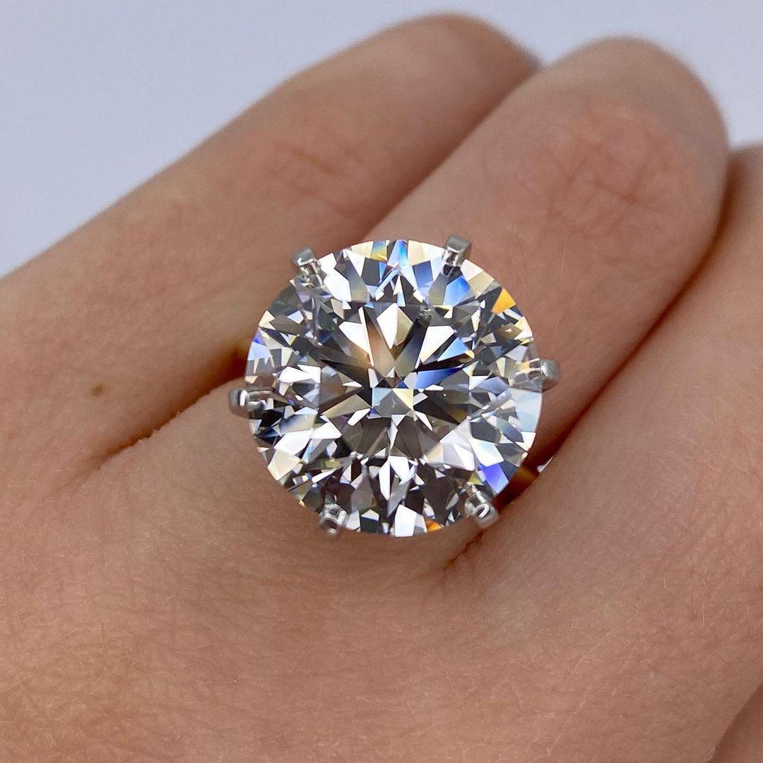 Verlobungsring mit GIA-zertifiziertem 10 Karat Platin-Diamant im runden Brillantschliff (Rundschliff) im Angebot