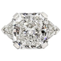 Anillo de compromiso de tres piedras con diamante de talla radiante de 10.01 quilates certificado por el GIA