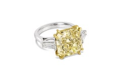Anello di fidanzamento a tre pietre con diamante giallo radiante certificato GIA da 10.11 carati