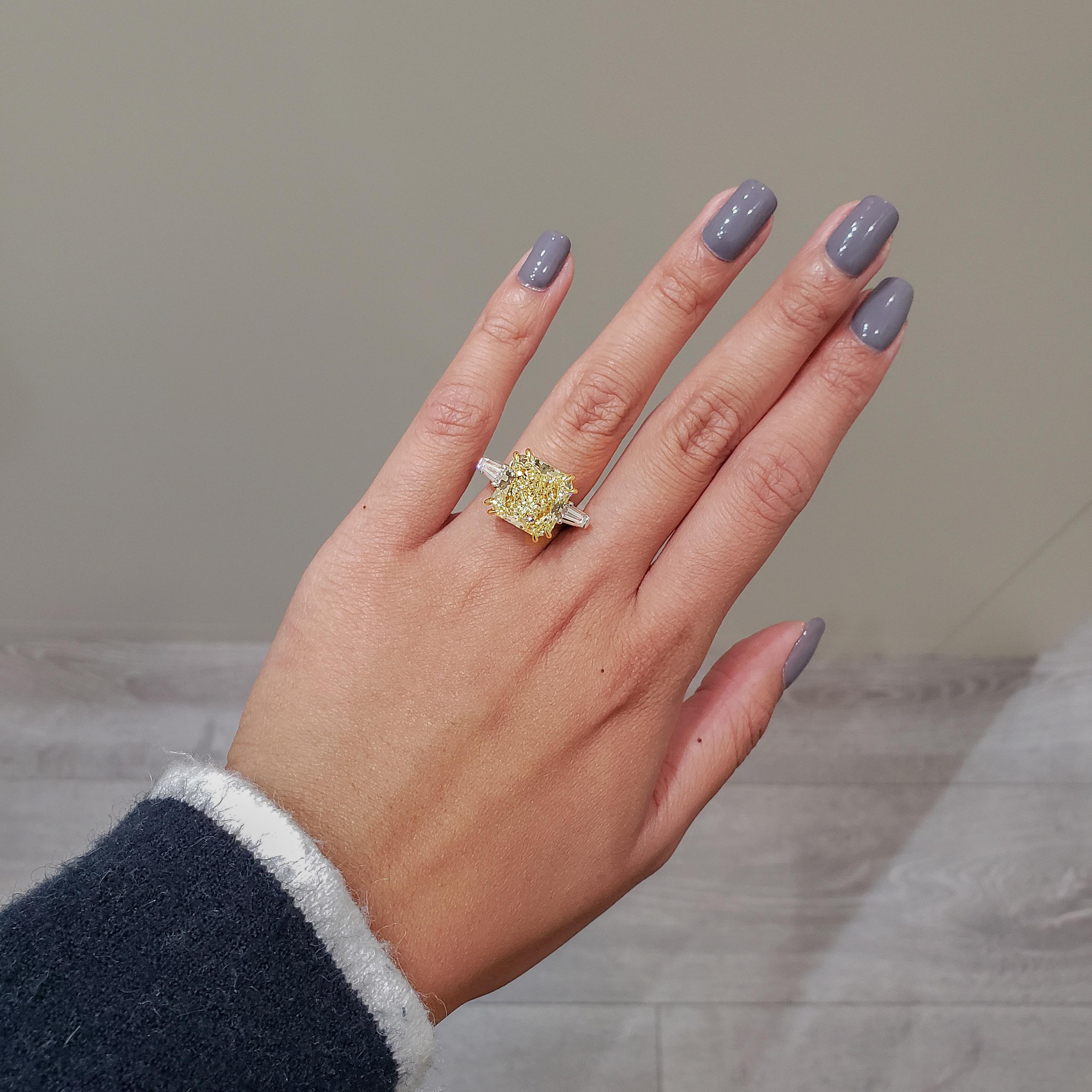 Verlobungsring mit drei Steinen, GIA-zertifizierter 10,11 gelber Diamant im Strahlenschliff (Zeitgenössisch) im Angebot