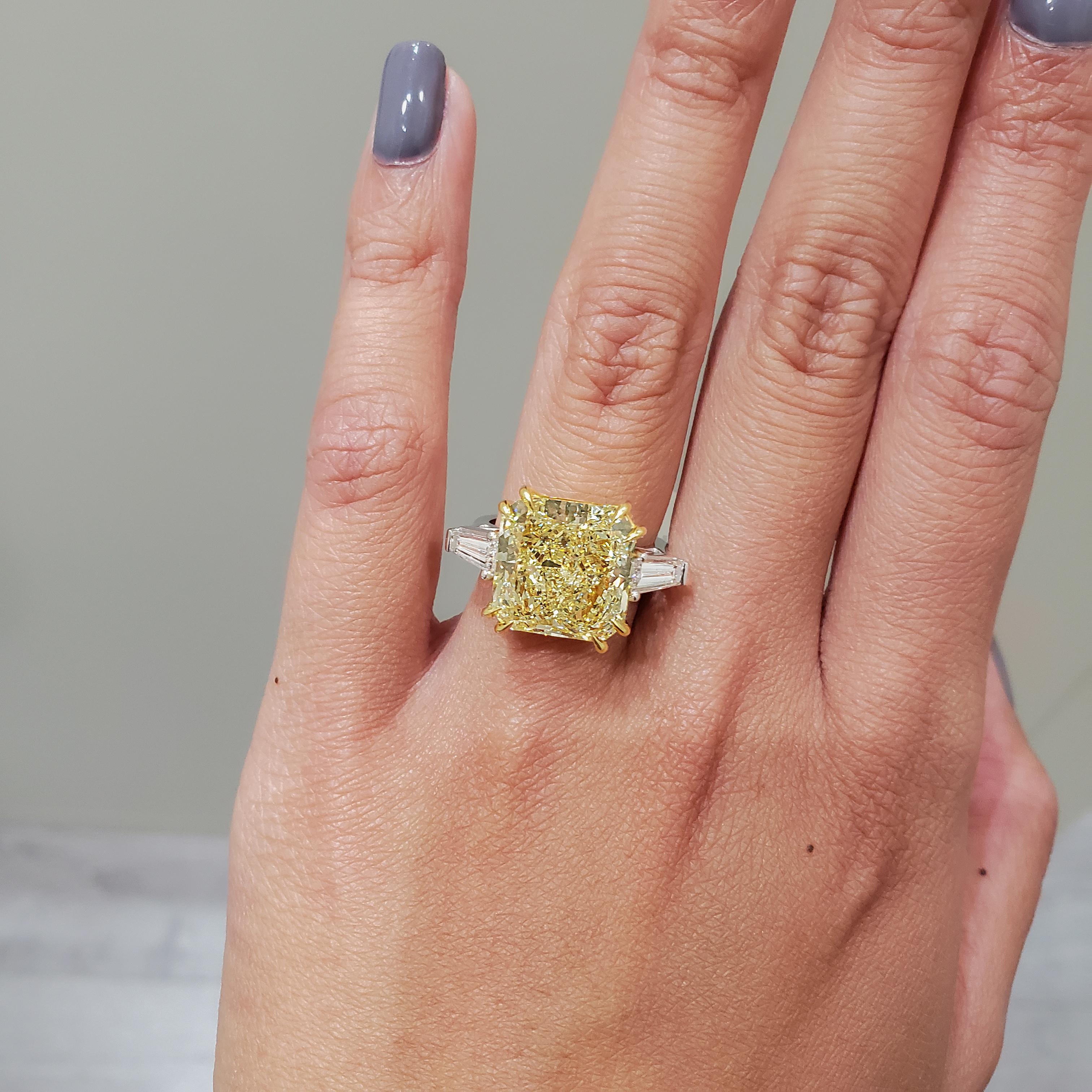 Verlobungsring mit drei Steinen, GIA-zertifizierter 10,11 gelber Diamant im Strahlenschliff (Radiantschliff) im Angebot