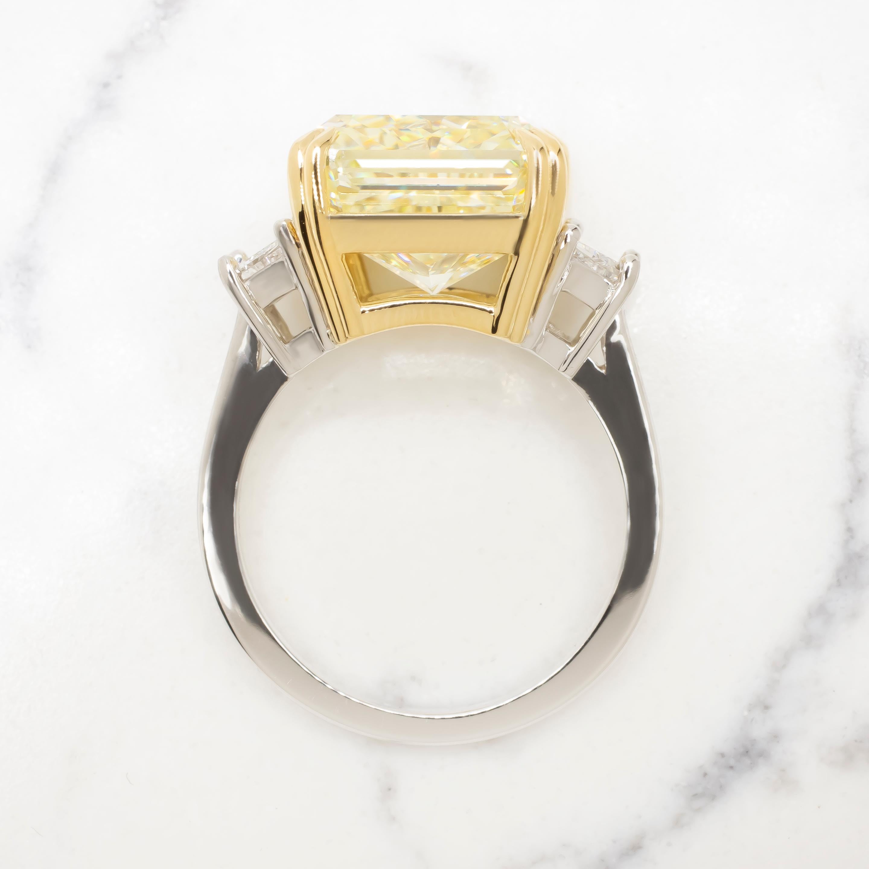 Dieser GIA-zertifizierte 10,07-Karat-Ring in Fancy-Gelb mit trapezförmigem Diamanten ist ein wahres Meisterwerk der Eleganz und strahlt unvergleichliche Eleganz aus. Sein Herzstück ist ein gelber Diamant im Strahlenschliff, der vom renommierten