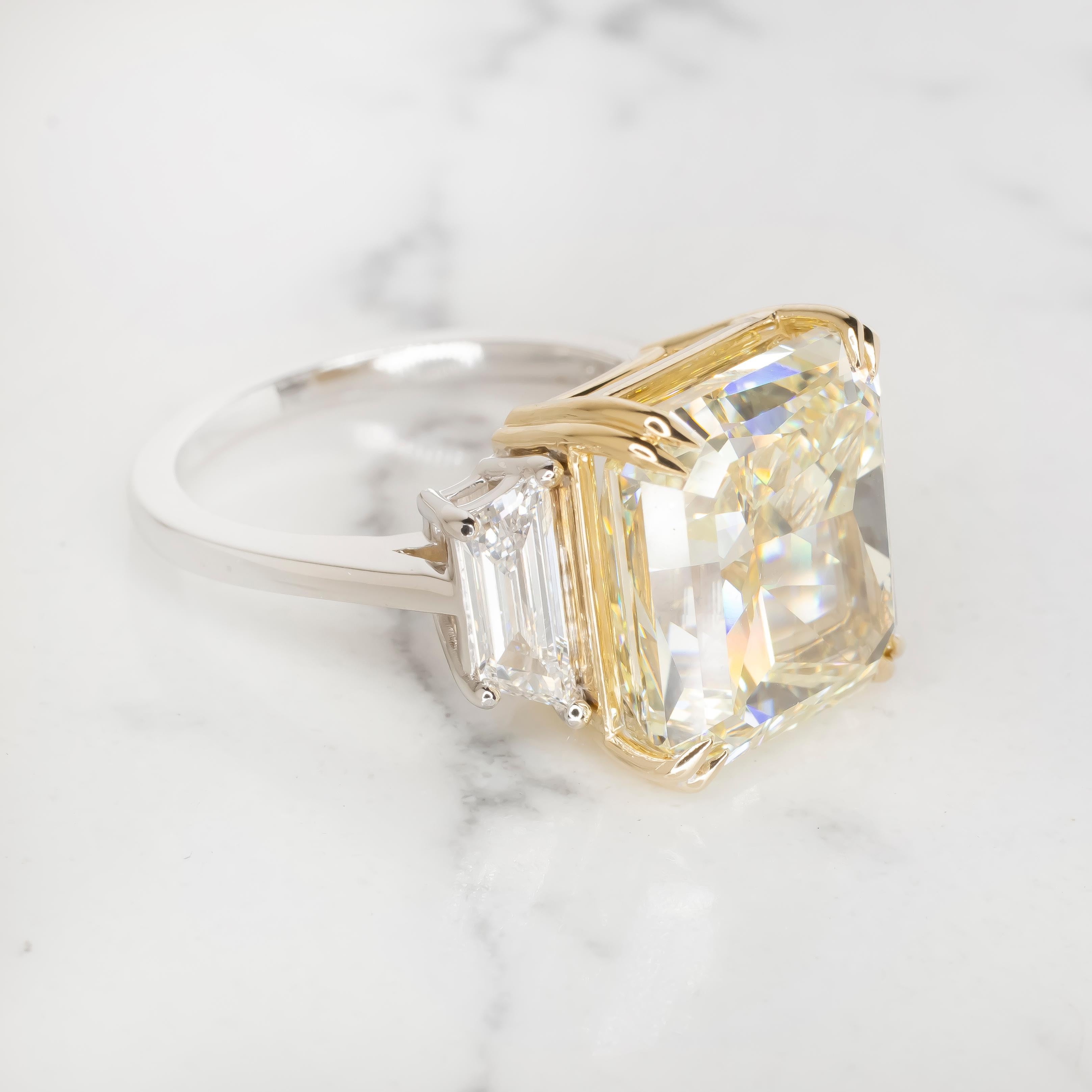 Contemporain Diamant jaune radiant de 10 carats certifié GIA avec trapézoïd en vente