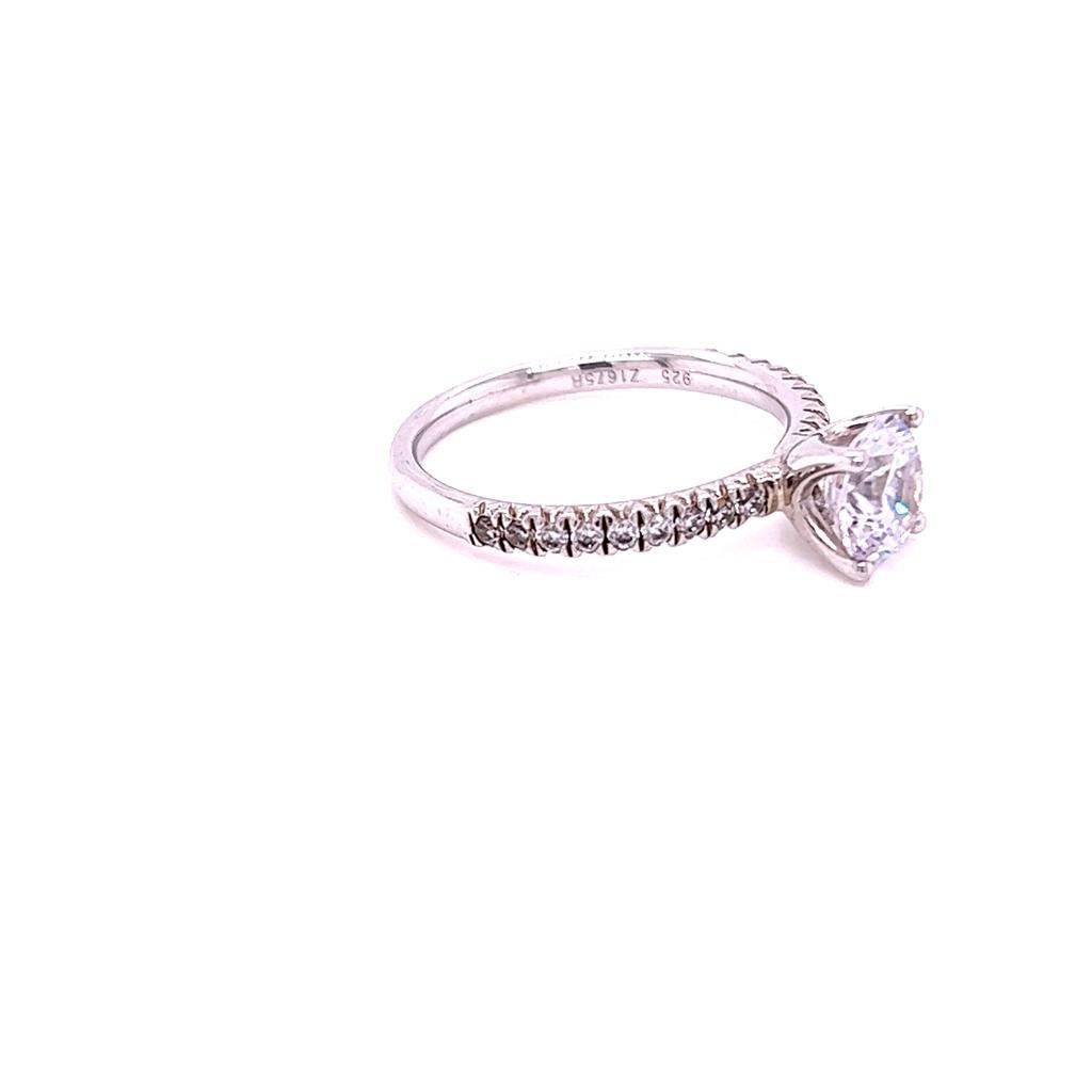 For Sale:  GIA Certified 1.0 Carat Round Brilliant Diamond Ring in Platinum 4