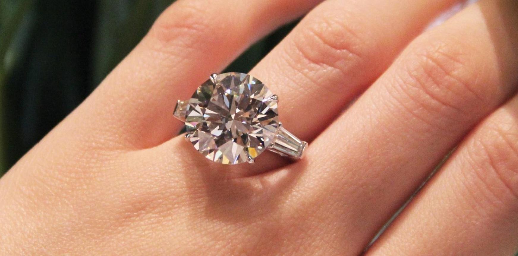 This spectacular engagement ring features a dazzling 10 carat round brilliant cut diamond, certified by the prestigious Gemological Institute of America (GIA). Set in a luxurious 18K white gold band, this ring epitomizes timeless elegance and