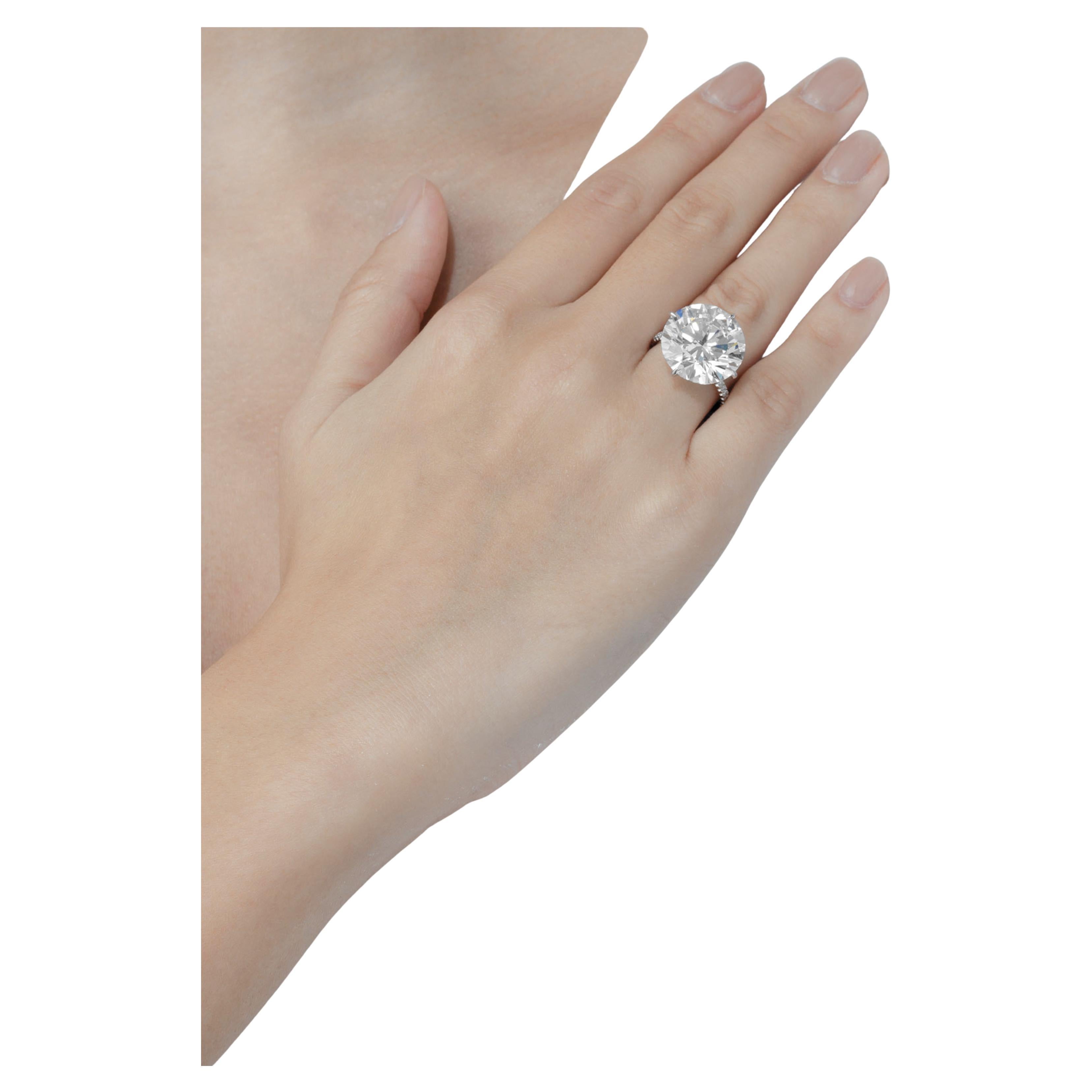 Anello con diamante certificato GIA da 10 carati con colore G e purezza VS2, incastonato in un lussuoso pavé di platino. Questo splendido anello presenta un diamante mozzafiato da 10 carati che vanta un colore G incontaminato, garantendo una