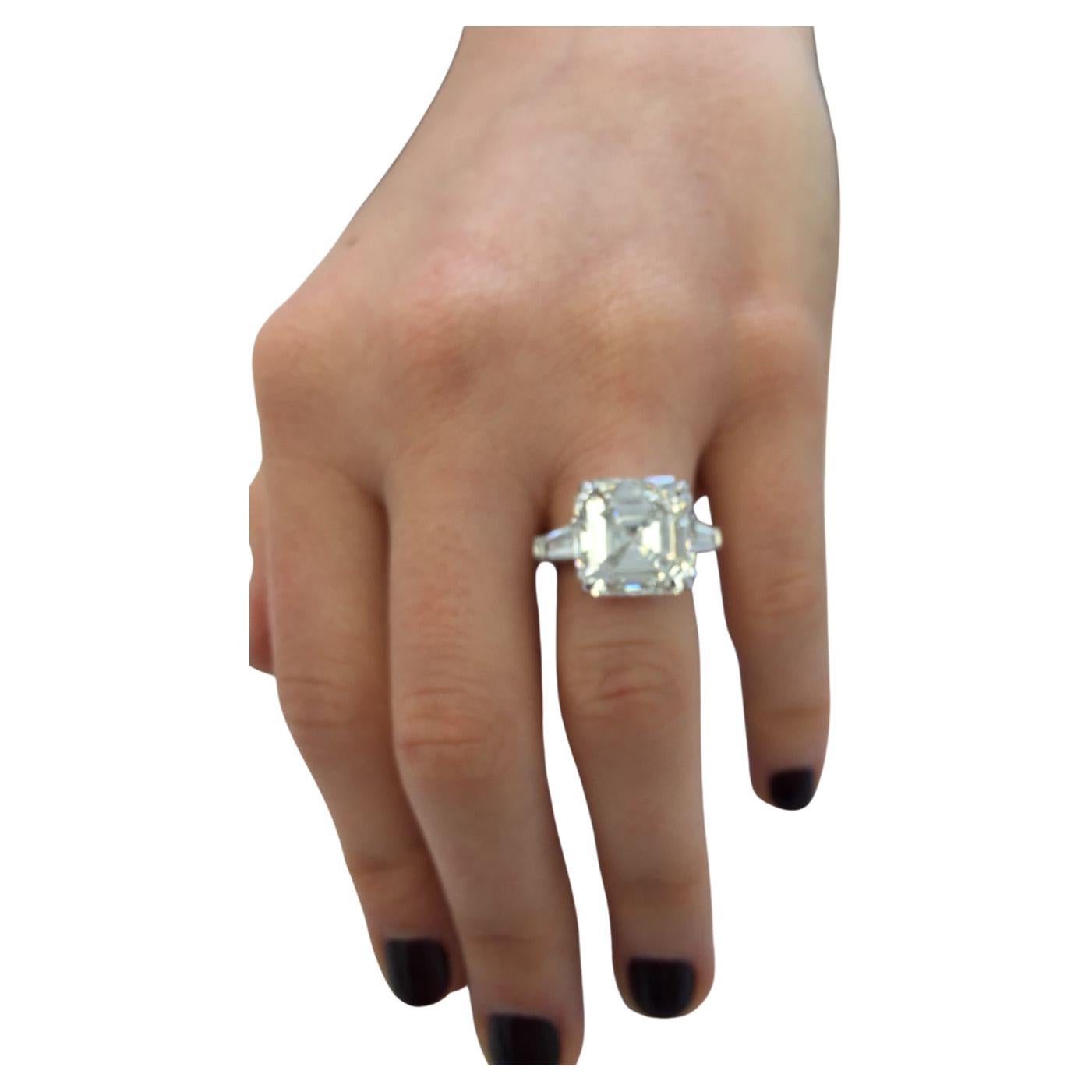 An amazing engagement solitaire ring with two side trapezoid diamonds at each side. The main stone is a white G color VVS2 Clarity and excellent polish and symmetry. None fluorescence