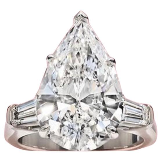An exquisite solitaire ring in 18k gold with a natural diamond pear cut of 10 carats G/VS2  and two baguettes cut natural diamonds.
Triple XXX, all excellent. 
It is a very important ring. 
Investment stone.
Complete with GIA report 
Excellent