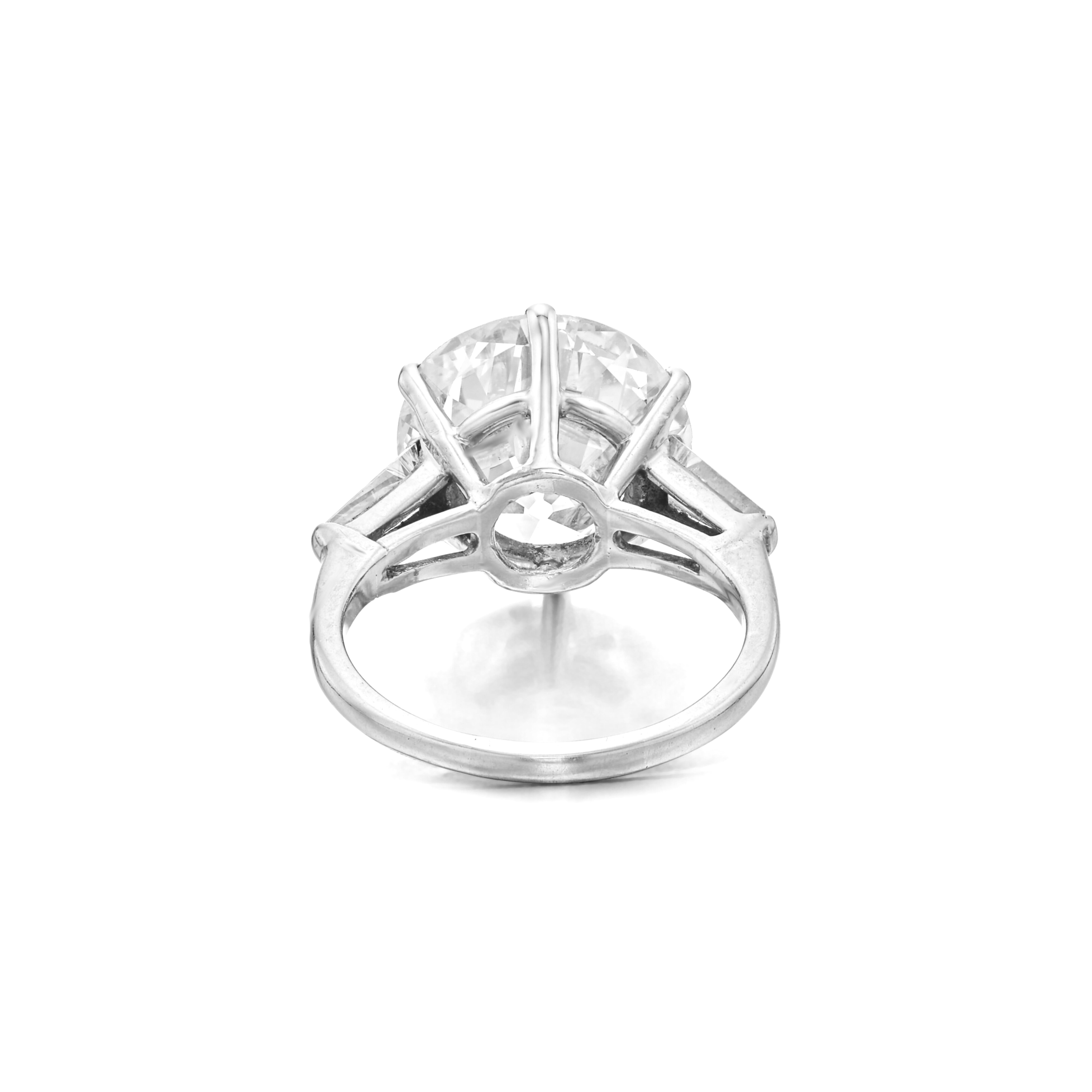 🔷 Ein Vermächtnis in jeder Facette - 10-Karat-Diamantring im alten europäischen Schliff 🔷

Tauchen Sie ein in das goldene Zeitalter des Glamours mit diesem GIA-zertifizierten 10,00-Karat-Diamanten im europäischen Altschliff, einem atemberaubenden