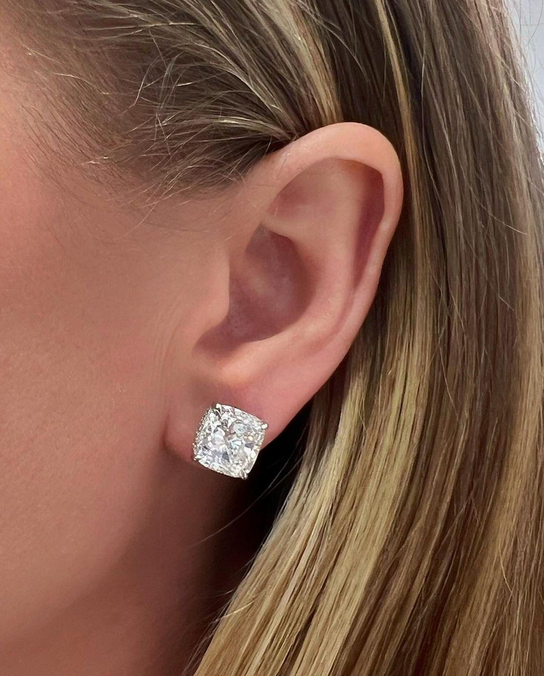 Presenta una straordinaria coppia di diamanti brillanti modificati a cuscino, certificati GIA, di oltre 5 carati, ciascuno classificato di colore G e purezza VS2, ora elegantemente incastonati in un platino duraturo e luminoso.
Insieme, formano un