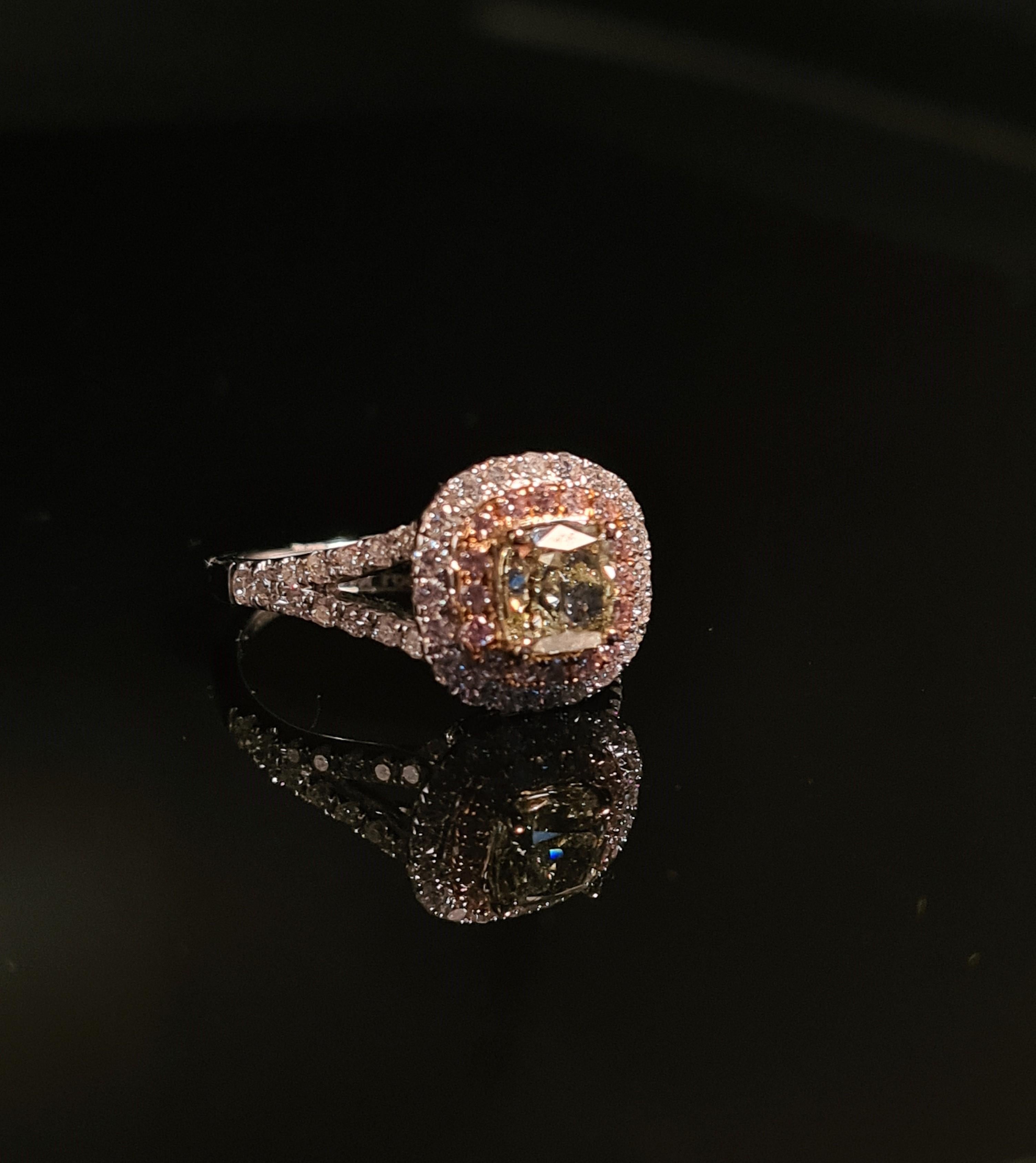 Schöner natürlicher grün-gelber Diamant-Verlobungsring im Kissenschliff. Inklusive GIA-Zertifikat. 

Einzelheiten:

Primärstein
Form und Schliff: Kissen modifizierter Brillant
Abmessungen: 5,52 x 5,46 x 3,68 mm
Gewicht: 1,01 Karat
Klarheit: