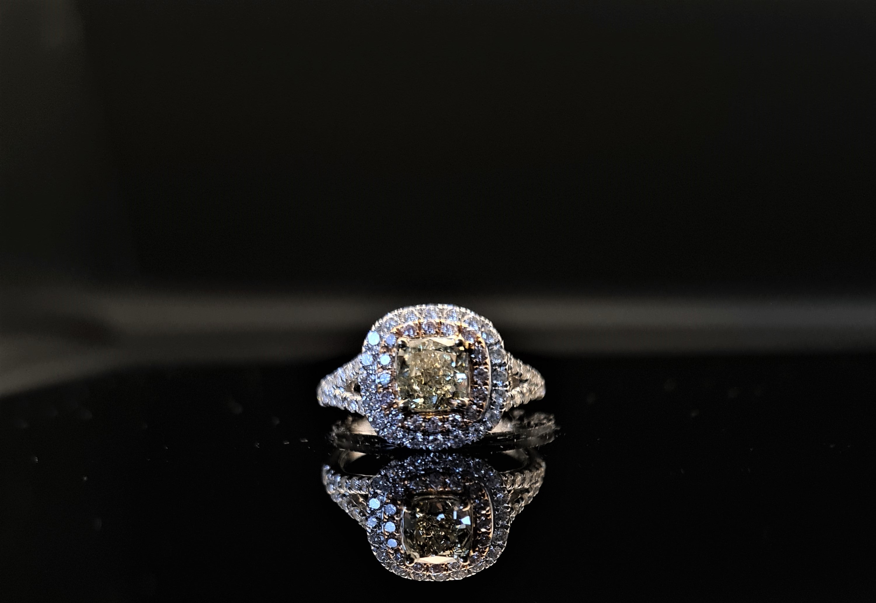 Verlobungsring mit GIA-zertifiziertem 1,0 natürlichem gelbem Fancy-Green-Diamant im Kissenschliff im Angebot