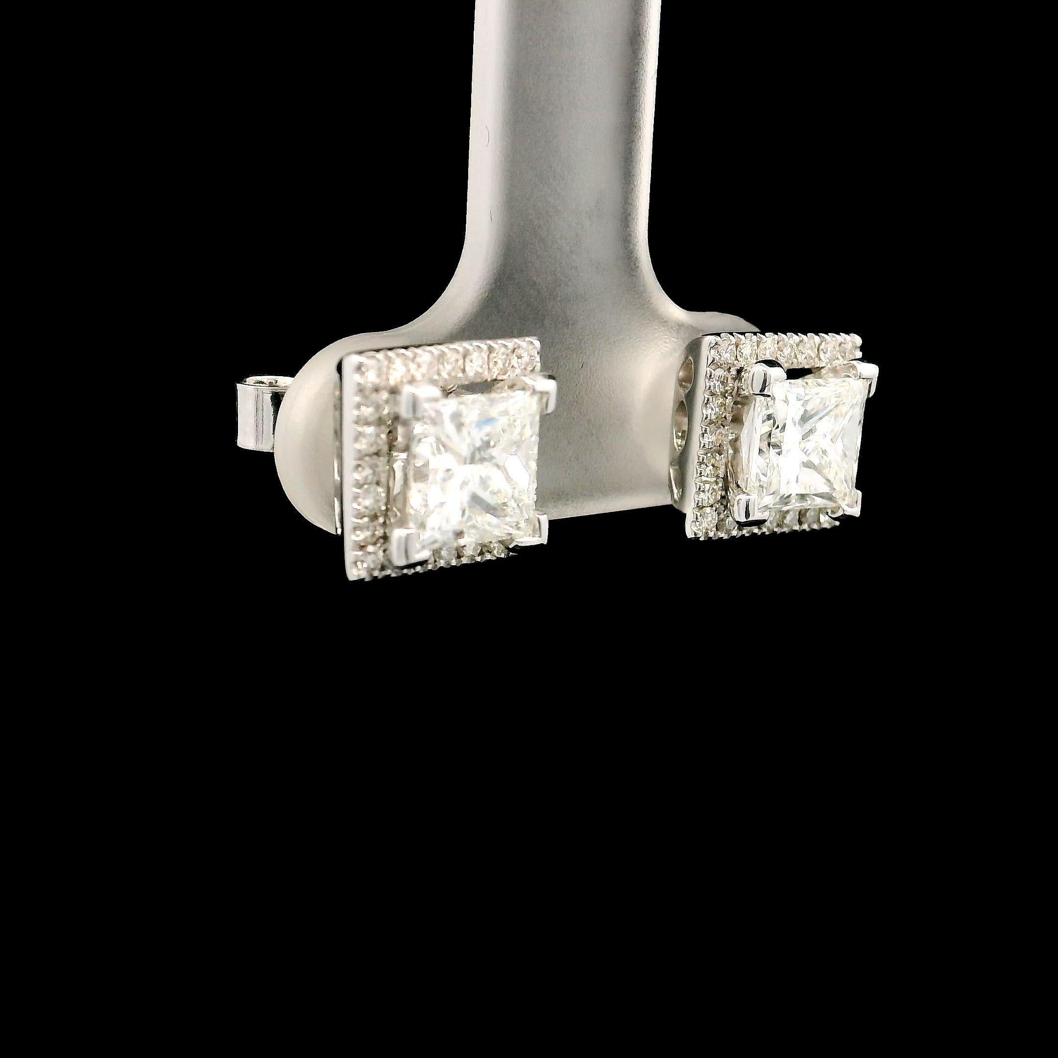 Ohrring aus 18kt Weißgold mit Diamanten
  
  Goldfarbe und Karat: Weißgold 18kt
  Gewicht: 4,6 Gramm
  
  Satz mit...
  Steinart: Diamanten
  Form: Quadratisch / Quadratisch
  Karat: 1,00 / 1,01
  Farbe: G / G
  Reinheit: SI1 / SI1

  
  Umliegende