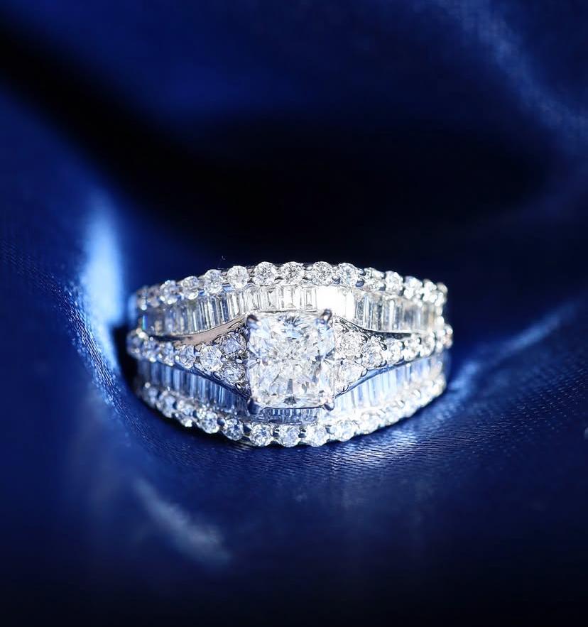 GIA zertifiziert 1,00 Karat Kissen Form Diamant 18K Gold Ring Damen im Angebot