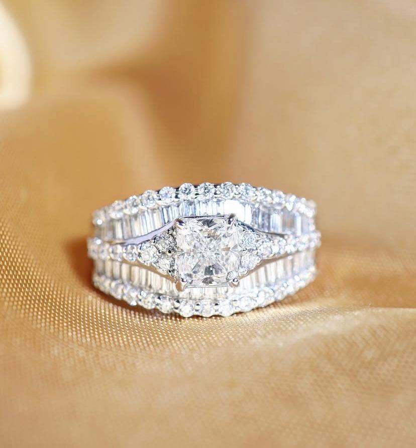 GIA zertifiziert 1,00 Karat Kissen Form Diamant 18K Gold Ring im Angebot 1