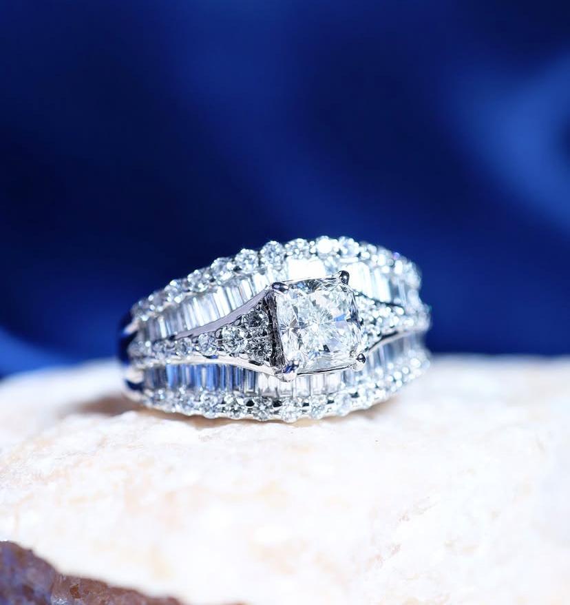 GIA zertifiziert 1,00 Karat Kissen Form Diamant 18K Gold Ring im Angebot 2