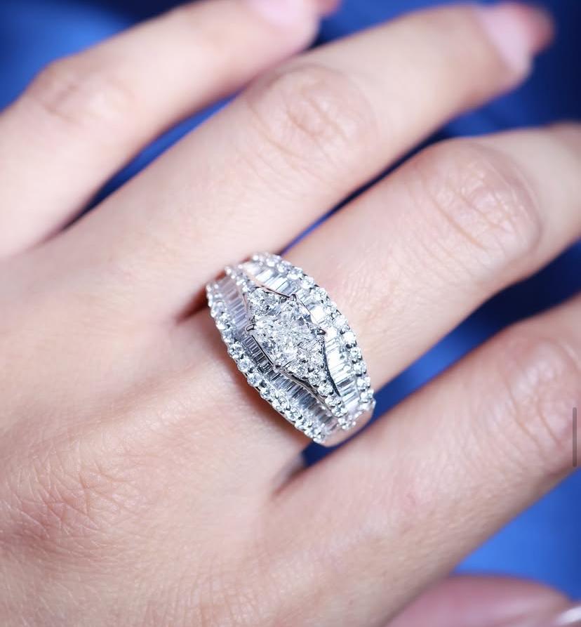 GIA zertifiziert 1,00 Karat Kissen Form Diamant 18K Gold Ring im Angebot 3
