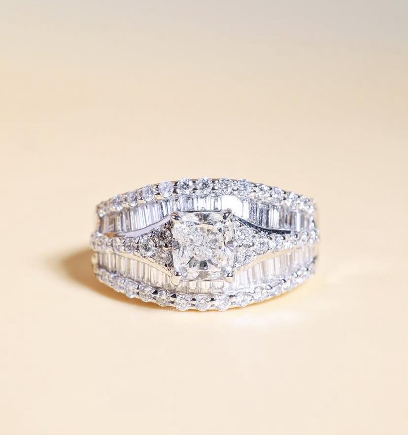 GIA zertifiziert 1,00 Karat Kissen Form Diamant 18K Gold Ring im Angebot 4