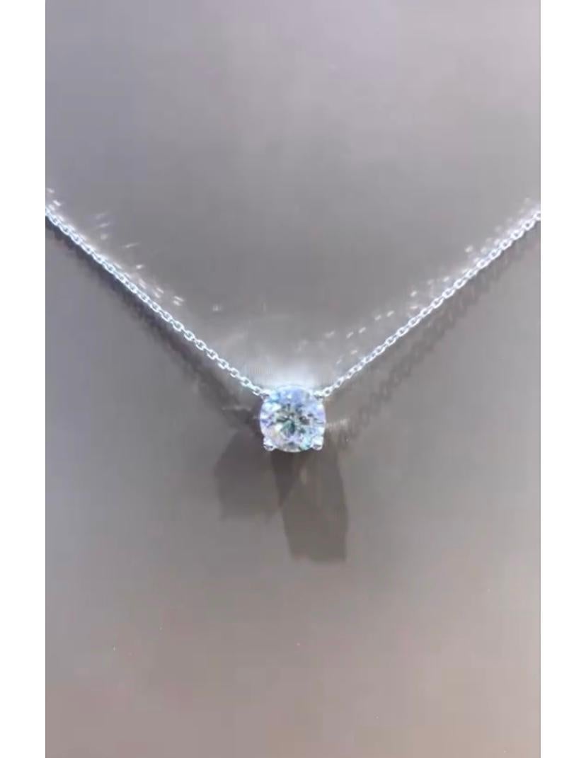 Un regalo perfetto per il periodo natalizio!
Un esclusivo ciondolo a forma di diamante, dal design essenziale e moderno, così elegante e chic, un pezzo senza tempo.
Abbellisce il tuo look e aggiunge un tocco di raffinatezza al tuo