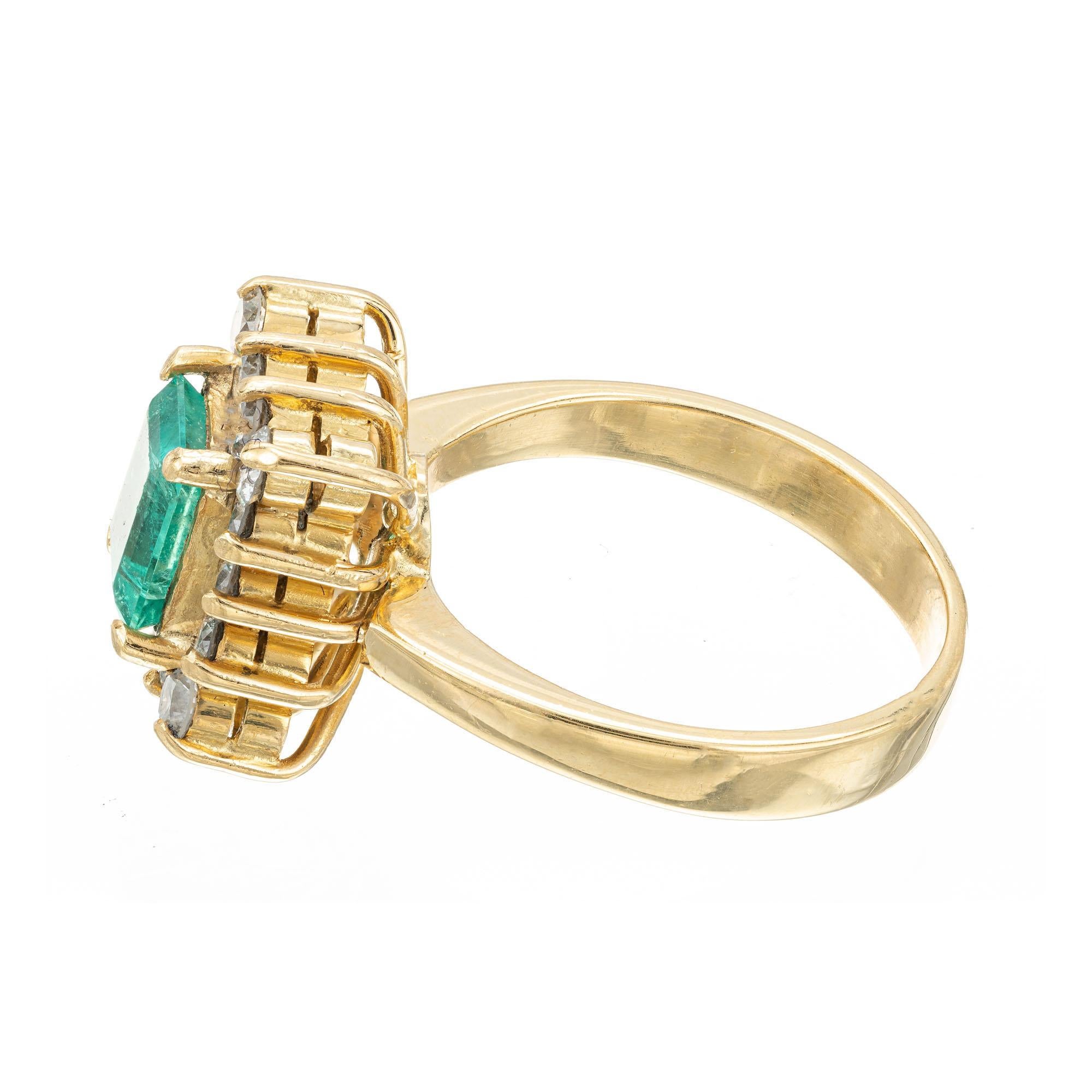 GIA-zertifizierter Verlobungsring mit 1,00 Karat Smaragd, Diamant und Halo aus Gold (Smaragdschliff) im Angebot
