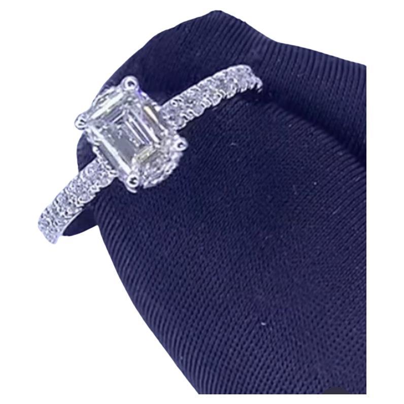 Ein exklusiver Solitär-Diamantring in essentiellem und modernem Design, perfekt für den Alltag.
Atemberaubende Ring kommen in 18k Gold mit einem GIA zertifiziert natürlichen Diamanten von 1,00 Karat, in Smaragd geschnitten, J Farbe VS2 Klarheit,