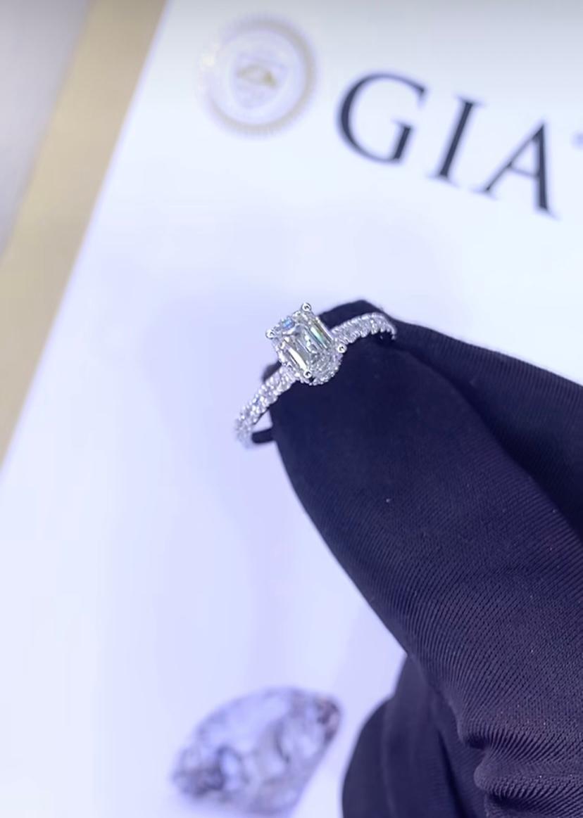 GIA-zertifizierter Solitär-Ring, 1,00 Karat Smaragdform, Diamant 18K Gold, Solitär (Smaragdschliff) im Angebot